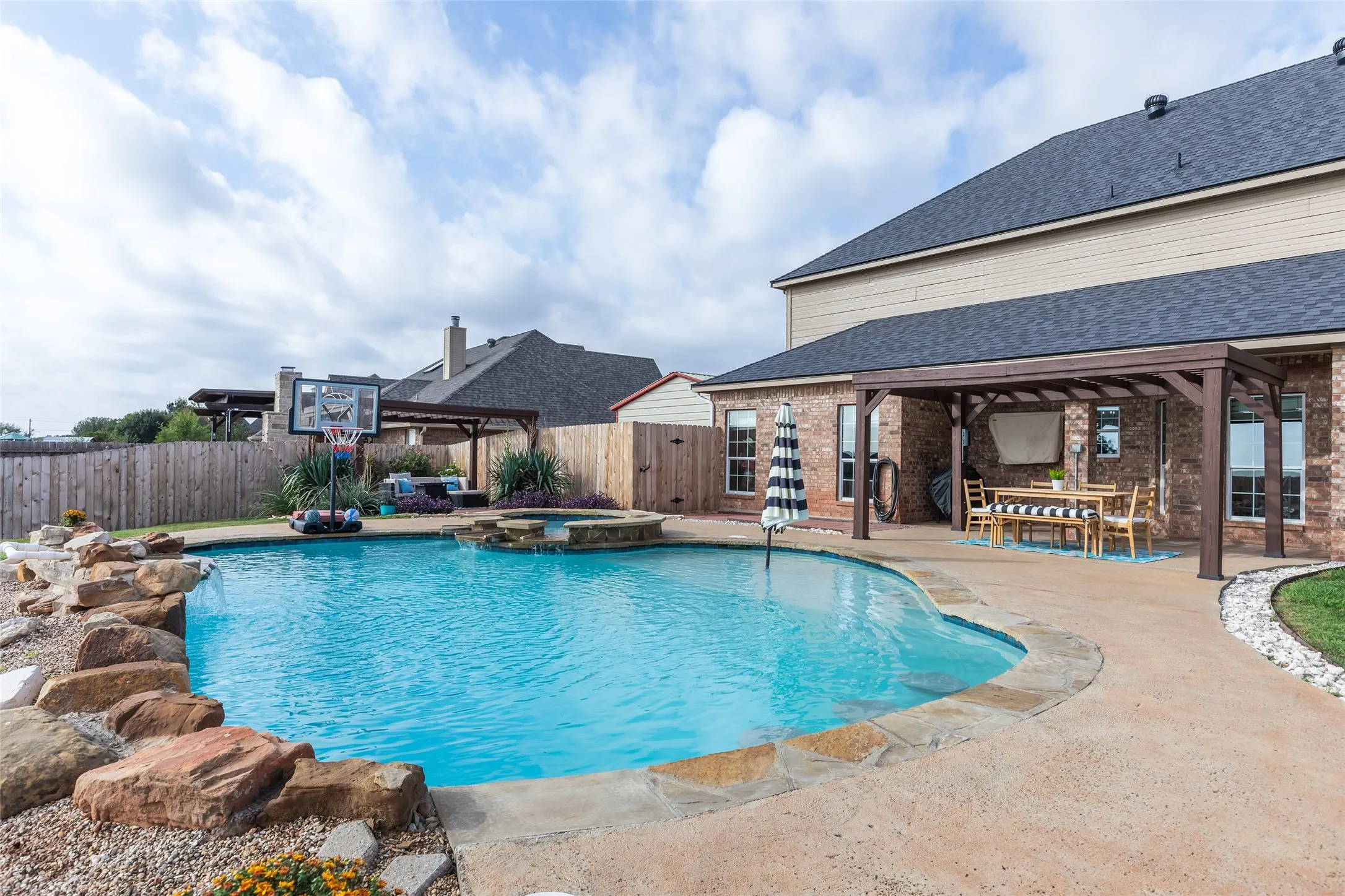 Single Family Residence For Sale in Taylor County , 8325 Thompson Parkway, Abilene, Texas 79606, 6 Bedroom, 3 Bathroom, 2 Garage spaces, 3,543 Sqft, built in 2006, mls#21413444, Real Estate Agent in Abilene, Homes For Sale in Taylor county, Homes For Sale in Abilene, Realtor in Abilene Texas, Real Estate Brokerage Independent Realty Texas, Luminita Cordes Realtor