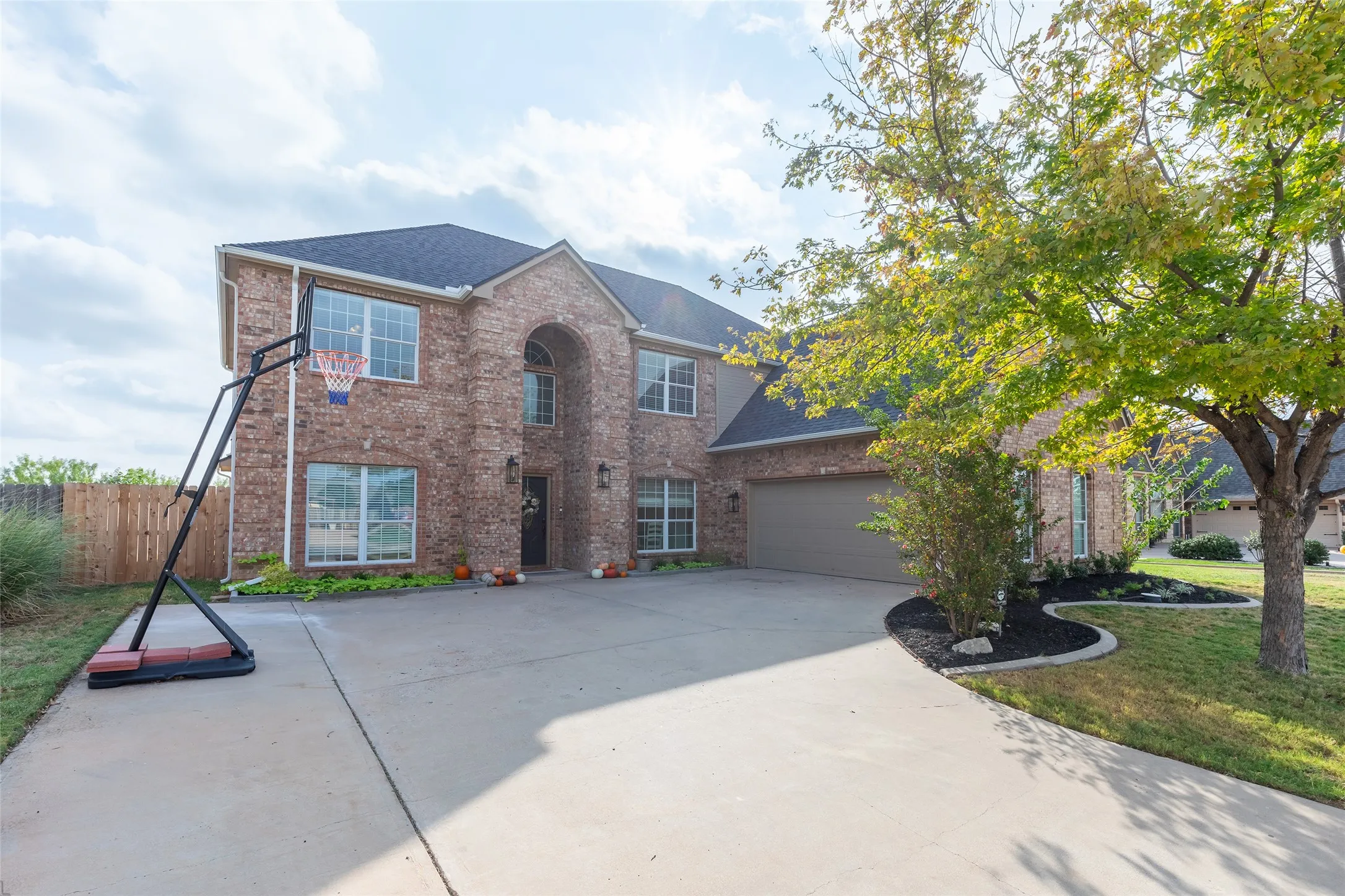 Single Family Residence For Sale in Taylor County , 8325 Thompson Parkway, Abilene, Texas 79606, 6 Bedroom, 3 Bathroom, 2 Garage spaces, 3,543 Sqft, built in 2006, mls#21413444, Real Estate Agent in Abilene, Homes For Sale in Taylor county, Homes For Sale in Abilene, Realtor in Abilene Texas, Real Estate Brokerage Independent Realty Texas, Luminita Cordes Realtor
