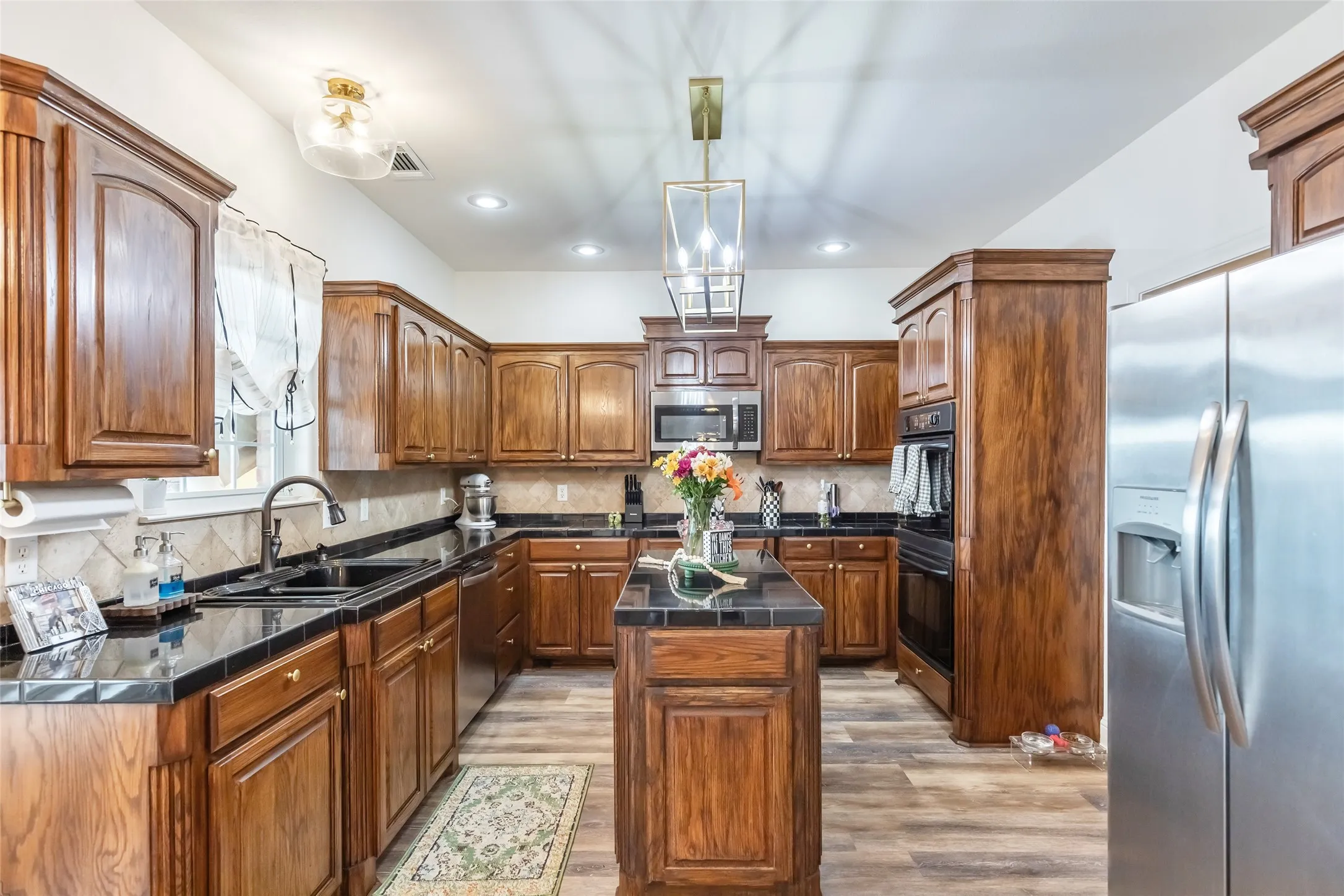 Single Family Residence For Sale in Taylor County , 8325 Thompson Parkway, Abilene, Texas 79606, 6 Bedroom, 3 Bathroom, 2 Garage spaces, 3,543 Sqft, built in 2006, mls#21413444, Real Estate Agent in Abilene, Homes For Sale in Taylor county, Homes For Sale in Abilene, Realtor in Abilene Texas, Real Estate Brokerage Independent Realty Texas, Luminita Cordes Realtor