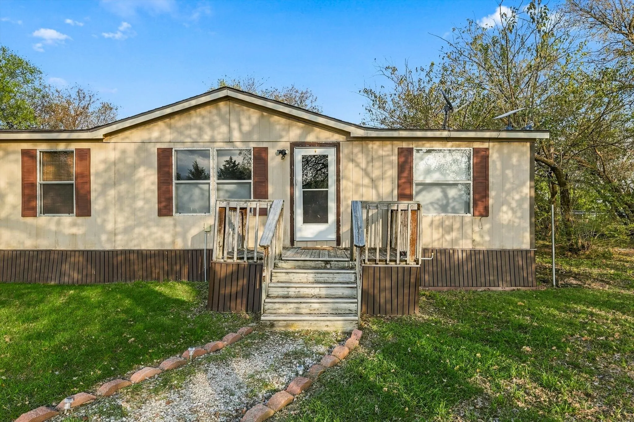 Manufactured Home For Sale in Denton County , 1250 Nutmeg Lane, Ponder, Texas 76259, 3 Bedroom, 2 Bathroom, Garage spaces, 1,680 Sqft, built in 1999, mls#21413531, Real Estate Agent in Ponder, Homes For Sale in Denton county, Homes For Sale in Ponder, Realtor in Ponder Texas, Real Estate Brokerage Independent Realty Texas, Luminita Cordes Realtor