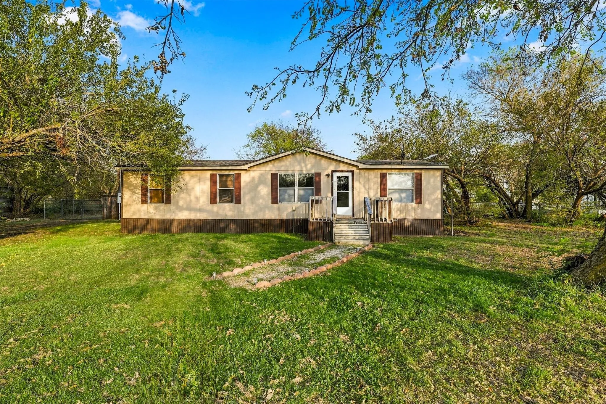 Manufactured Home For Sale in Denton County , 1250 Nutmeg Lane, Ponder, Texas 76259, 3 Bedroom, 2 Bathroom, Garage spaces, 1,680 Sqft, built in 1999, mls#21413531, Real Estate Agent in Ponder, Homes For Sale in Denton county, Homes For Sale in Ponder, Realtor in Ponder Texas, Real Estate Brokerage Independent Realty Texas, Luminita Cordes Realtor