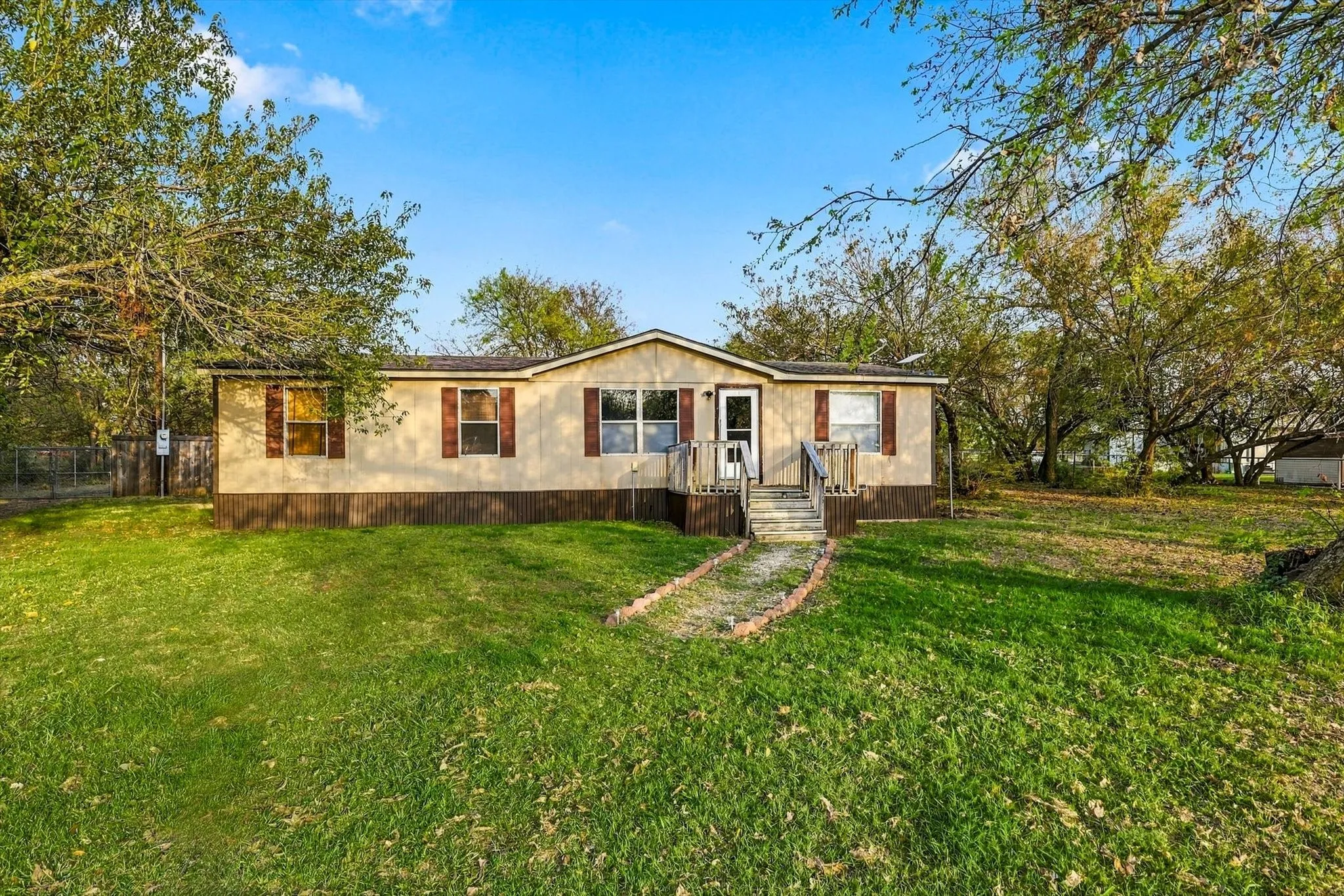 Manufactured Home For Sale in Denton County , 1250 Nutmeg Lane, Ponder, Texas 76259, 3 Bedroom, 2 Bathroom, Garage spaces, 1,680 Sqft, built in 1999, mls#21413531, Real Estate Agent in Ponder, Homes For Sale in Denton county, Homes For Sale in Ponder, Realtor in Ponder Texas, Real Estate Brokerage Independent Realty Texas, Luminita Cordes Realtor