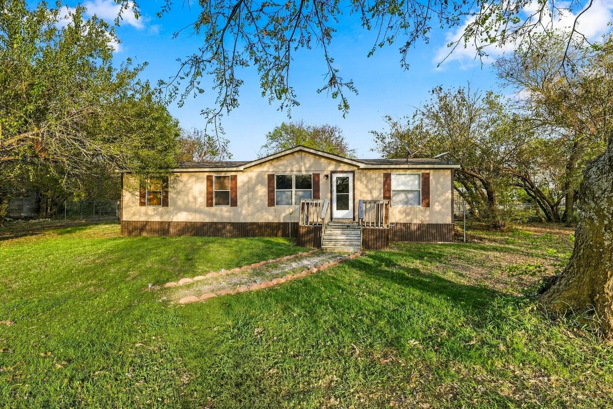 Manufactured Home For Sale in Denton County , 1250 Nutmeg Lane, Ponder, Texas 76259, 3 Bedroom, 2 Bathroom, Garage spaces, 1,680 Sqft, built in 1999, mls#21413531, Real Estate Agent in Ponder, Homes For Sale in Denton county, Homes For Sale in Ponder, Realtor in Ponder Texas, Real Estate Brokerage Independent Realty Texas, Luminita Cordes Realtor