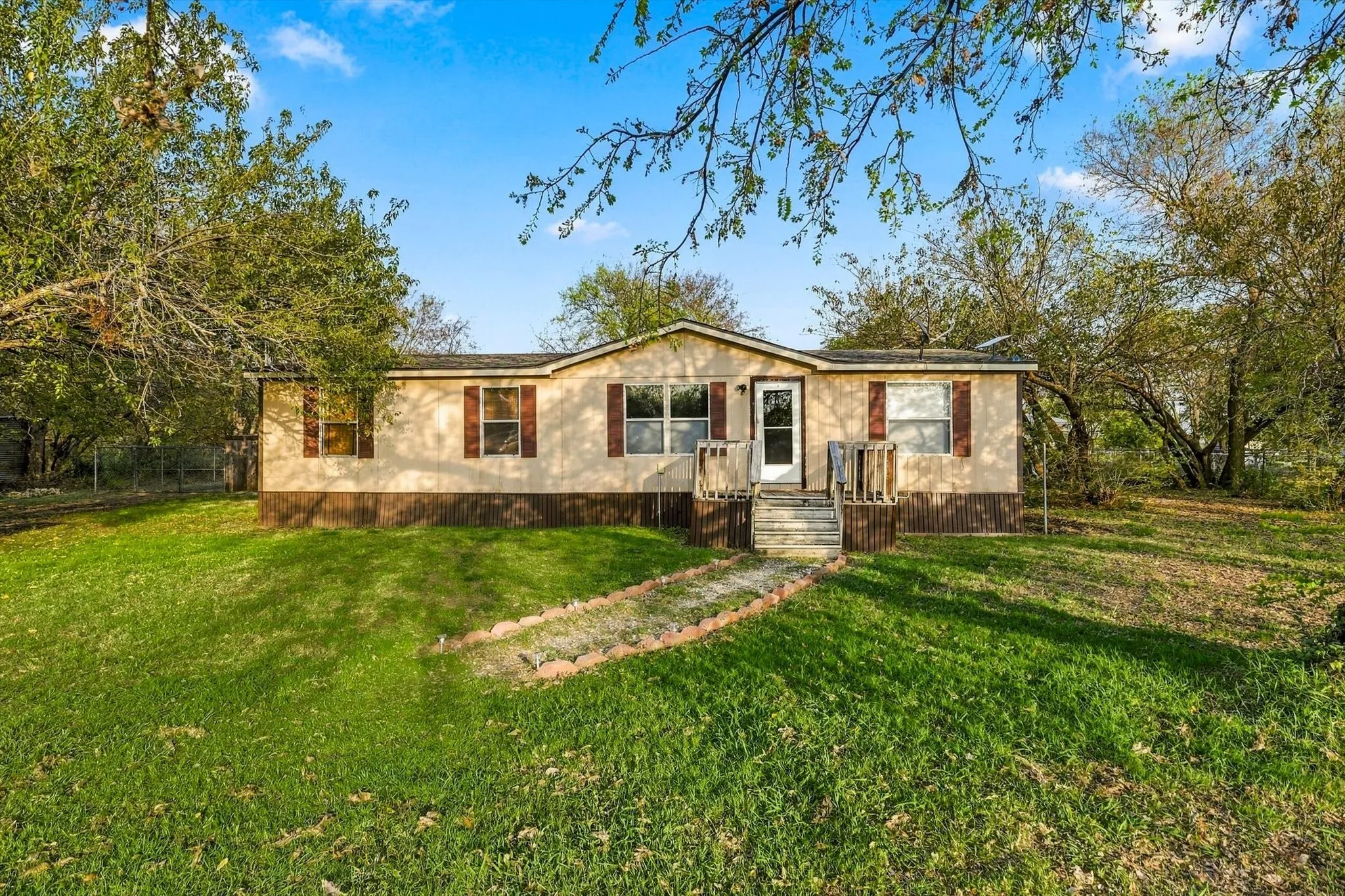 Manufactured Home For Sale in Denton County , 1250 Nutmeg Lane, Ponder, Texas 76259, 3 Bedroom, 2 Bathroom, Garage spaces, 1,680 Sqft, built in 1999, mls#21413531, Real Estate Agent in Ponder, Homes For Sale in Denton county, Homes For Sale in Ponder, Realtor in Ponder Texas, Real Estate Brokerage Independent Realty Texas, Luminita Cordes Realtor
