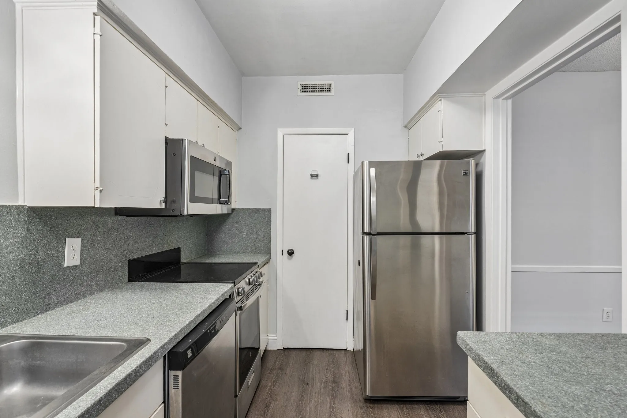 Condominium For Sale in Dallas County , 6017 E University Boulevard 118, Dallas, Texas 75206, 2 Bedroom, 1 Bathroom, Garage spaces, 930 Sqft, built in 1964, mls#21413540, Real Estate Agent in Dallas, Homes For Sale in Dallas county, Homes For Sale in Dallas, Realtor in Dallas Texas, Real Estate Brokerage Independent Realty Texas, Luminita Cordes Realtor