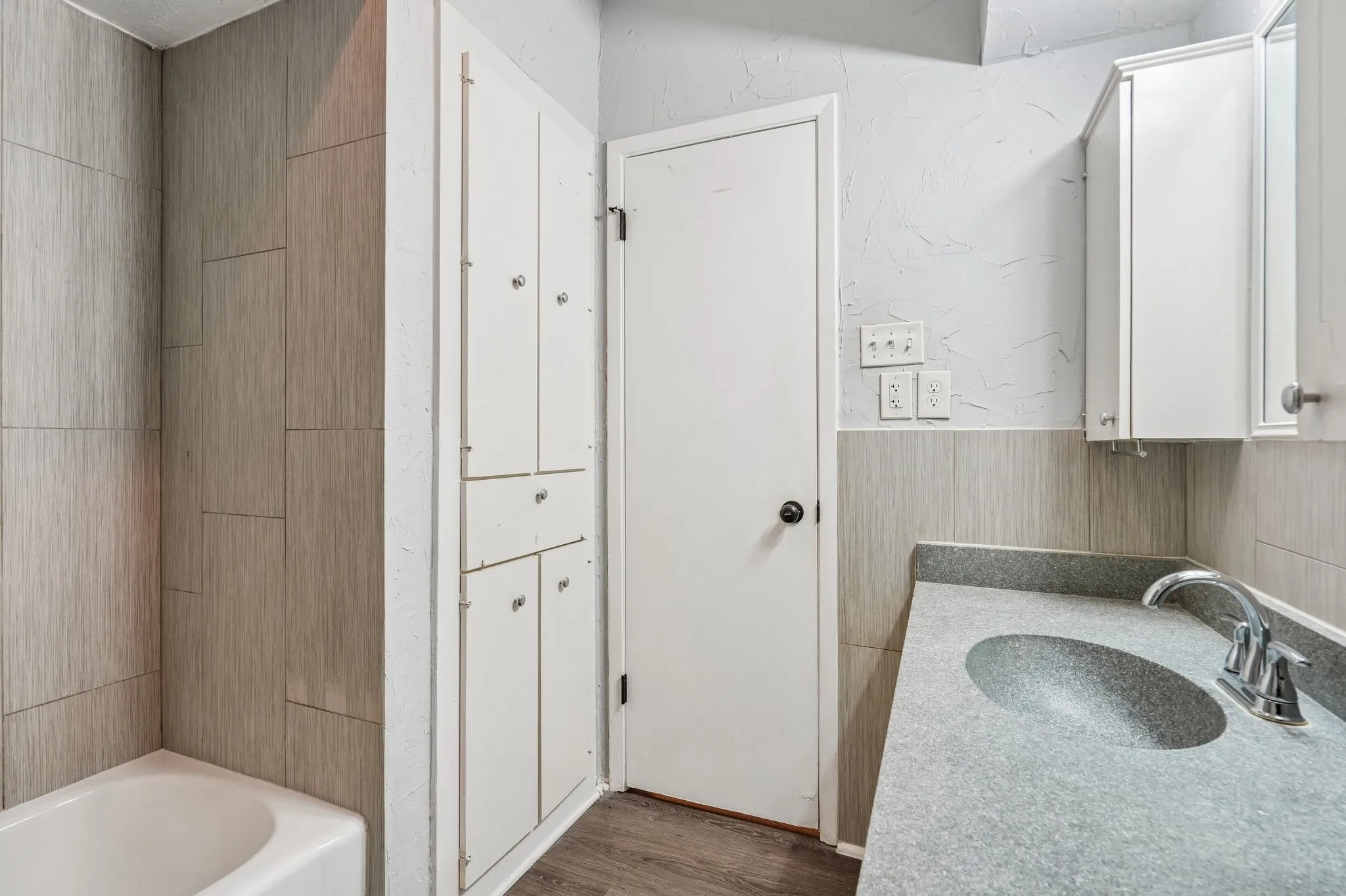 Condominium For Sale in Dallas County , 6017 E University Boulevard 118, Dallas, Texas 75206, 2 Bedroom, 1 Bathroom, Garage spaces, 930 Sqft, built in 1964, mls#21413540, Real Estate Agent in Dallas, Homes For Sale in Dallas county, Homes For Sale in Dallas, Realtor in Dallas Texas, Real Estate Brokerage Independent Realty Texas, Luminita Cordes Realtor