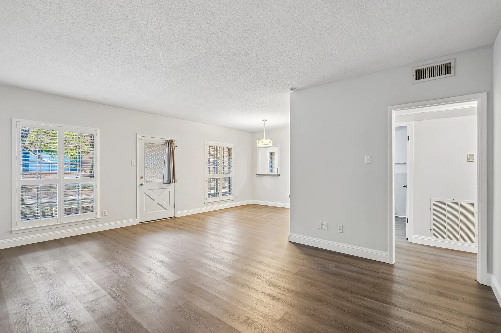 Condominium For Sale in Dallas County , 6017 E University Boulevard 118, Dallas, Texas 75206, 2 Bedroom, 1 Bathroom, Garage spaces, 930 Sqft, built in 1964, mls#21413540, Real Estate Agent in Dallas, Homes For Sale in Dallas county, Homes For Sale in Dallas, Realtor in Dallas Texas, Real Estate Brokerage Independent Realty Texas, Luminita Cordes Realtor