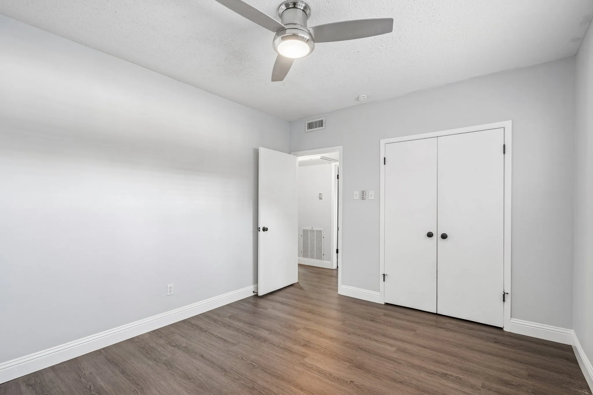 Condominium For Sale in Dallas County , 6017 E University Boulevard 118, Dallas, Texas 75206, 2 Bedroom, 1 Bathroom, Garage spaces, 930 Sqft, built in 1964, mls#21413540, Real Estate Agent in Dallas, Homes For Sale in Dallas county, Homes For Sale in Dallas, Realtor in Dallas Texas, Real Estate Brokerage Independent Realty Texas, Luminita Cordes Realtor