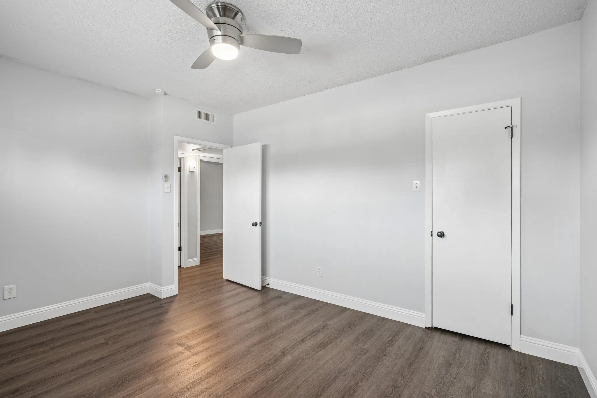 Condominium For Sale in Dallas County , 6017 E University Boulevard 118, Dallas, Texas 75206, 2 Bedroom, 1 Bathroom, Garage spaces, 930 Sqft, built in 1964, mls#21413540, Real Estate Agent in Dallas, Homes For Sale in Dallas county, Homes For Sale in Dallas, Realtor in Dallas Texas, Real Estate Brokerage Independent Realty Texas, Luminita Cordes Realtor