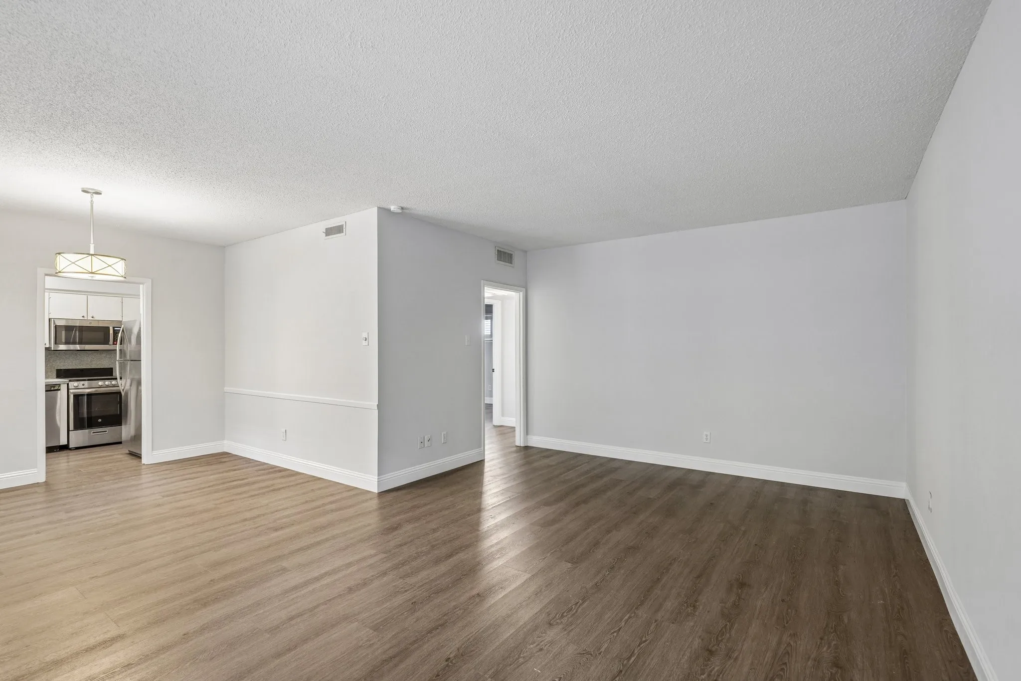 Condominium For Sale in Dallas County , 6017 E University Boulevard 118, Dallas, Texas 75206, 2 Bedroom, 1 Bathroom, Garage spaces, 930 Sqft, built in 1964, mls#21413540, Real Estate Agent in Dallas, Homes For Sale in Dallas county, Homes For Sale in Dallas, Realtor in Dallas Texas, Real Estate Brokerage Independent Realty Texas, Luminita Cordes Realtor