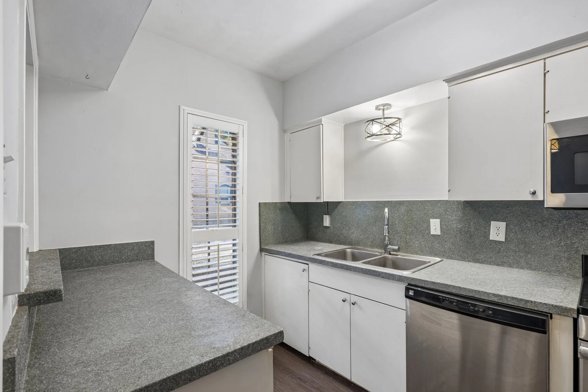 Condominium For Sale in Dallas County , 6017 E University Boulevard 118, Dallas, Texas 75206, 2 Bedroom, 1 Bathroom, Garage spaces, 930 Sqft, built in 1964, mls#21413540, Real Estate Agent in Dallas, Homes For Sale in Dallas county, Homes For Sale in Dallas, Realtor in Dallas Texas, Real Estate Brokerage Independent Realty Texas, Luminita Cordes Realtor