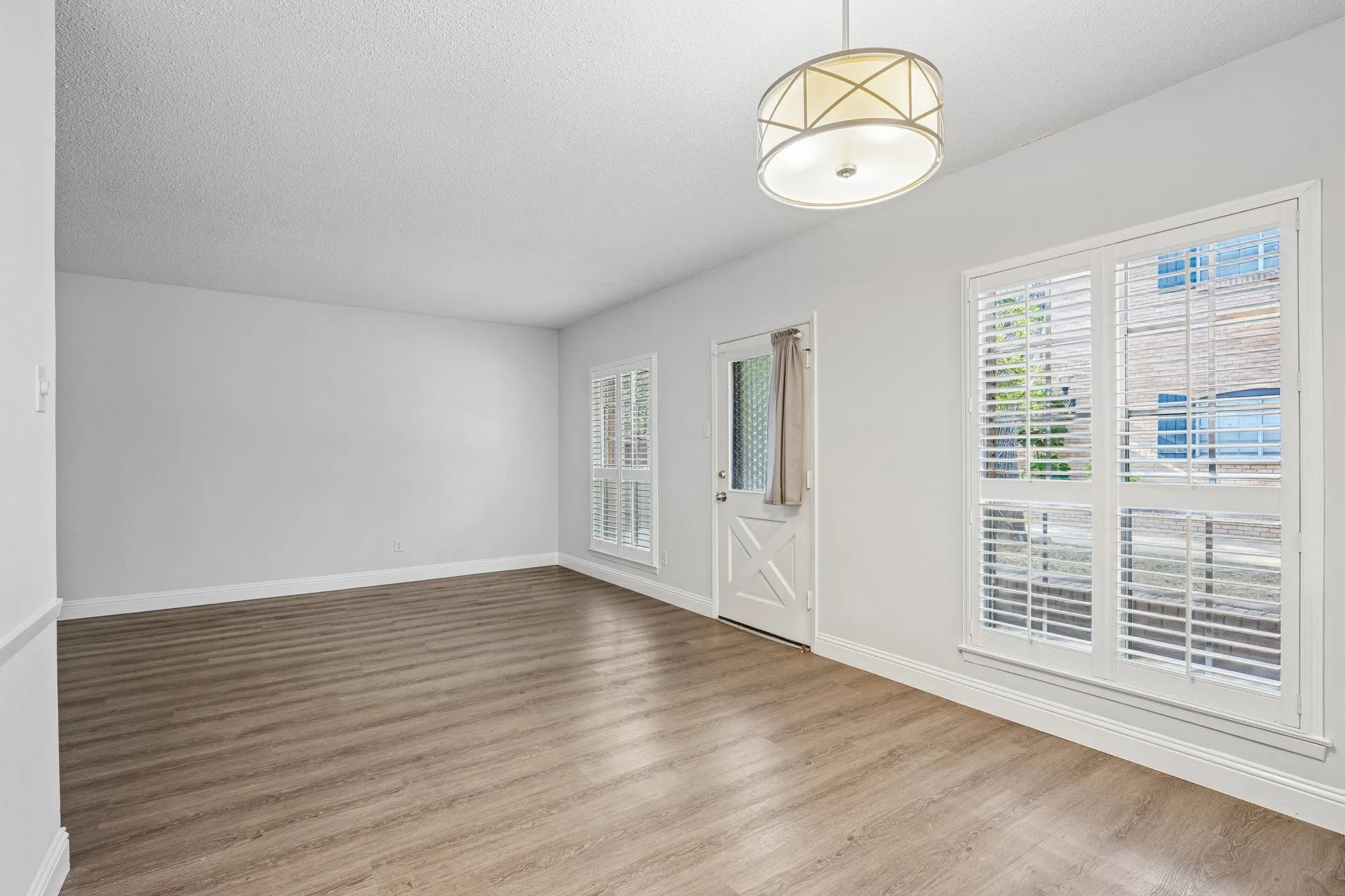 Condominium For Sale in Dallas County , 6017 E University Boulevard 118, Dallas, Texas 75206, 2 Bedroom, 1 Bathroom, Garage spaces, 930 Sqft, built in 1964, mls#21413540, Real Estate Agent in Dallas, Homes For Sale in Dallas county, Homes For Sale in Dallas, Realtor in Dallas Texas, Real Estate Brokerage Independent Realty Texas, Luminita Cordes Realtor