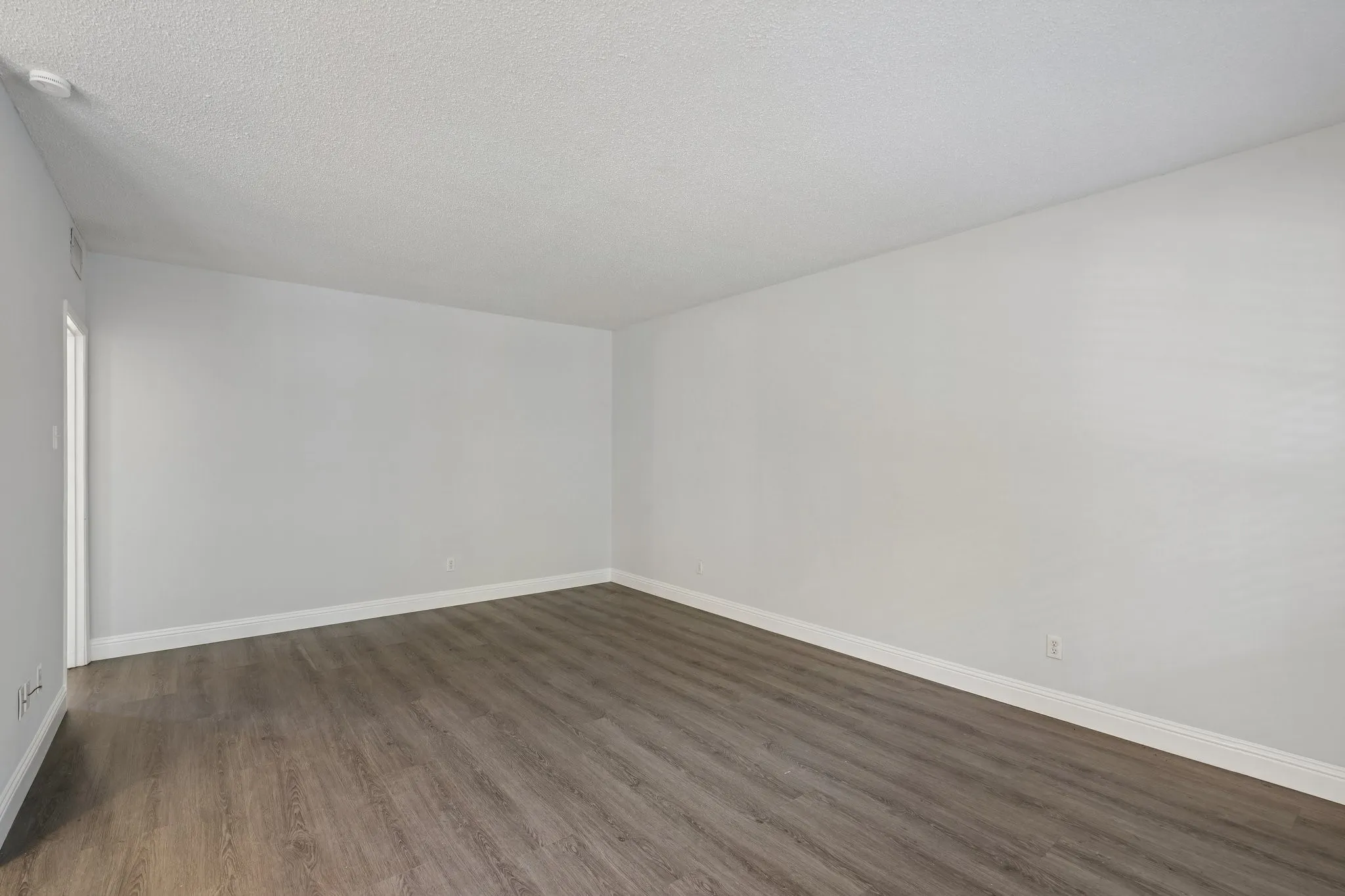 Condominium For Sale in Dallas County , 6017 E University Boulevard 118, Dallas, Texas 75206, 2 Bedroom, 1 Bathroom, Garage spaces, 930 Sqft, built in 1964, mls#21413540, Real Estate Agent in Dallas, Homes For Sale in Dallas county, Homes For Sale in Dallas, Realtor in Dallas Texas, Real Estate Brokerage Independent Realty Texas, Luminita Cordes Realtor