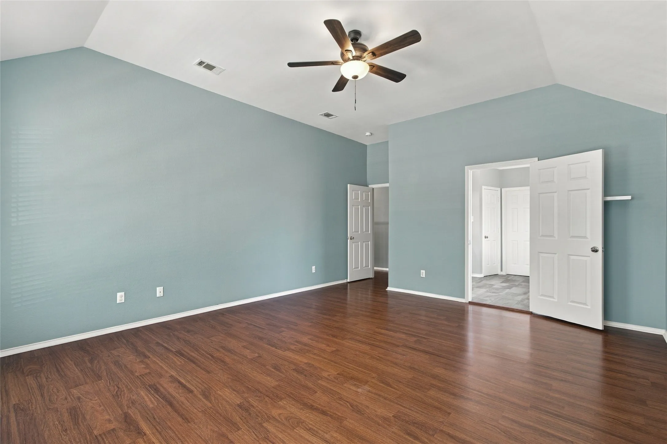 Single Family Residence For Rent in Denton County , 2071 Sunset Lane, Lewisville, Texas 75067, 4 Bedroom, 3 Bathroom, 2 Garage spaces, 2,479 Sqft, built in 1994, mls#21405657, Real Estate Agent in Lewisville, Homes For Rent in Denton county, Homes For Rent in Lewisville, Realtor in Lewisville Texas, Real Estate Brokerage Independent Realty Texas, Luminita Cordes Realtor