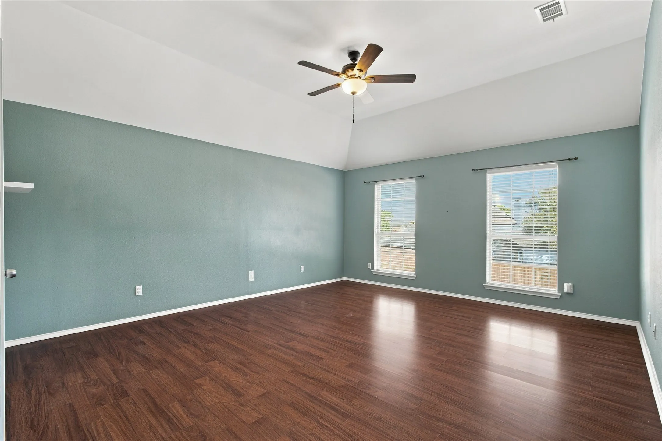 Single Family Residence For Rent in Denton County , 2071 Sunset Lane, Lewisville, Texas 75067, 4 Bedroom, 3 Bathroom, 2 Garage spaces, 2,479 Sqft, built in 1994, mls#21405657, Real Estate Agent in Lewisville, Homes For Rent in Denton county, Homes For Rent in Lewisville, Realtor in Lewisville Texas, Real Estate Brokerage Independent Realty Texas, Luminita Cordes Realtor