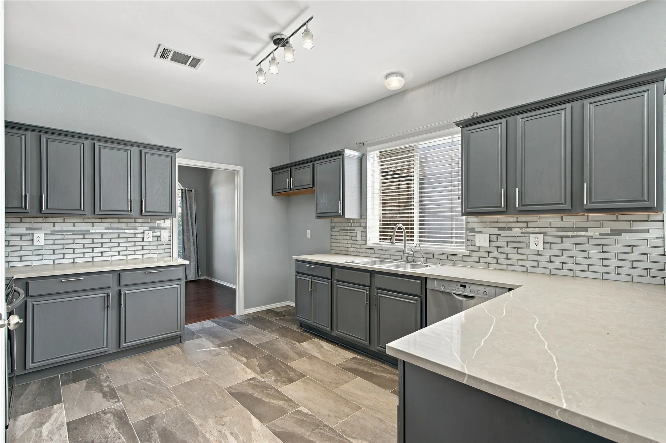 Single Family Residence For Rent in Denton County , 2071 Sunset Lane, Lewisville, Texas 75067, 4 Bedroom, 3 Bathroom, 2 Garage spaces, 2,479 Sqft, built in 1994, mls#21405657, Real Estate Agent in Lewisville, Homes For Rent in Denton county, Homes For Rent in Lewisville, Realtor in Lewisville Texas, Real Estate Brokerage Independent Realty Texas, Luminita Cordes Realtor