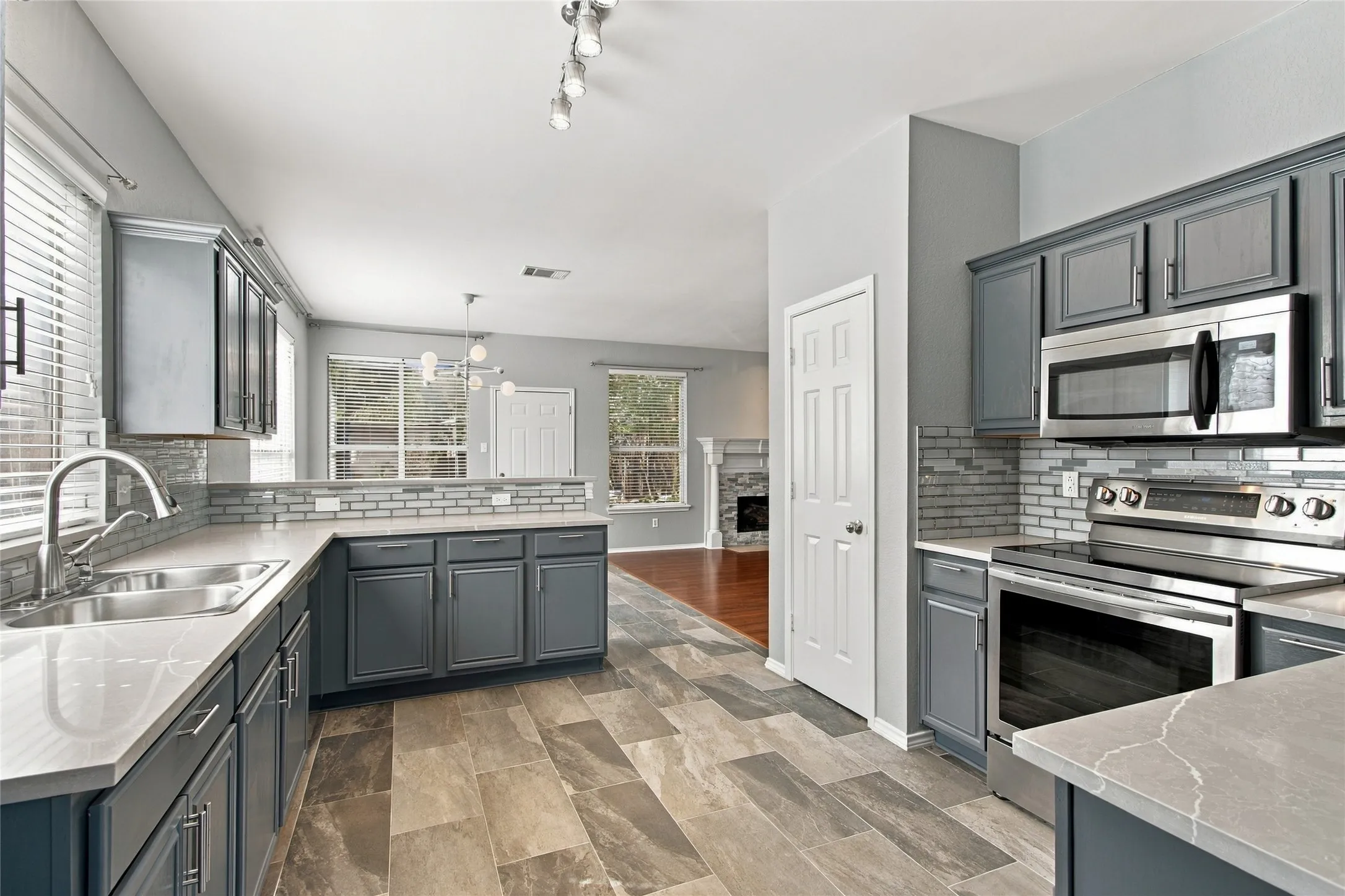 Single Family Residence For Rent in Denton County , 2071 Sunset Lane, Lewisville, Texas 75067, 4 Bedroom, 3 Bathroom, 2 Garage spaces, 2,479 Sqft, built in 1994, mls#21405657, Real Estate Agent in Lewisville, Homes For Rent in Denton county, Homes For Rent in Lewisville, Realtor in Lewisville Texas, Real Estate Brokerage Independent Realty Texas, Luminita Cordes Realtor