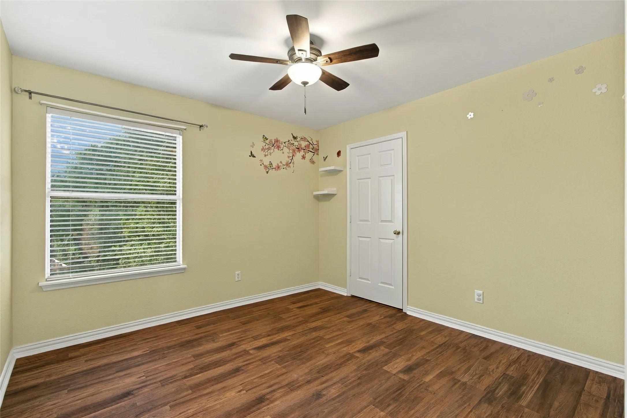 Single Family Residence For Rent in Denton County , 2071 Sunset Lane, Lewisville, Texas 75067, 4 Bedroom, 3 Bathroom, 2 Garage spaces, 2,479 Sqft, built in 1994, mls#21405657, Real Estate Agent in Lewisville, Homes For Rent in Denton county, Homes For Rent in Lewisville, Realtor in Lewisville Texas, Real Estate Brokerage Independent Realty Texas, Luminita Cordes Realtor