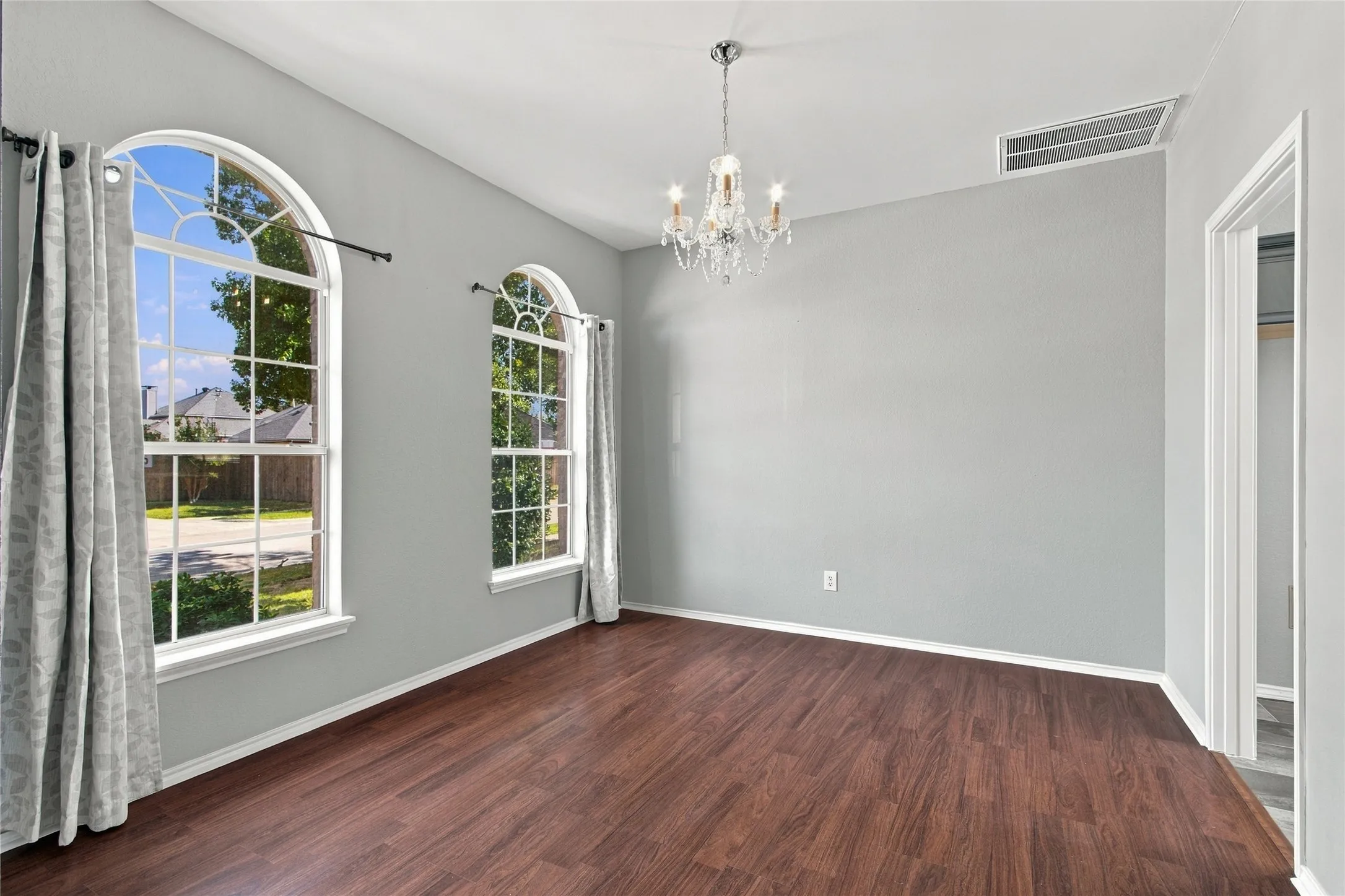 Single Family Residence For Rent in Denton County , 2071 Sunset Lane, Lewisville, Texas 75067, 4 Bedroom, 3 Bathroom, 2 Garage spaces, 2,479 Sqft, built in 1994, mls#21405657, Real Estate Agent in Lewisville, Homes For Rent in Denton county, Homes For Rent in Lewisville, Realtor in Lewisville Texas, Real Estate Brokerage Independent Realty Texas, Luminita Cordes Realtor