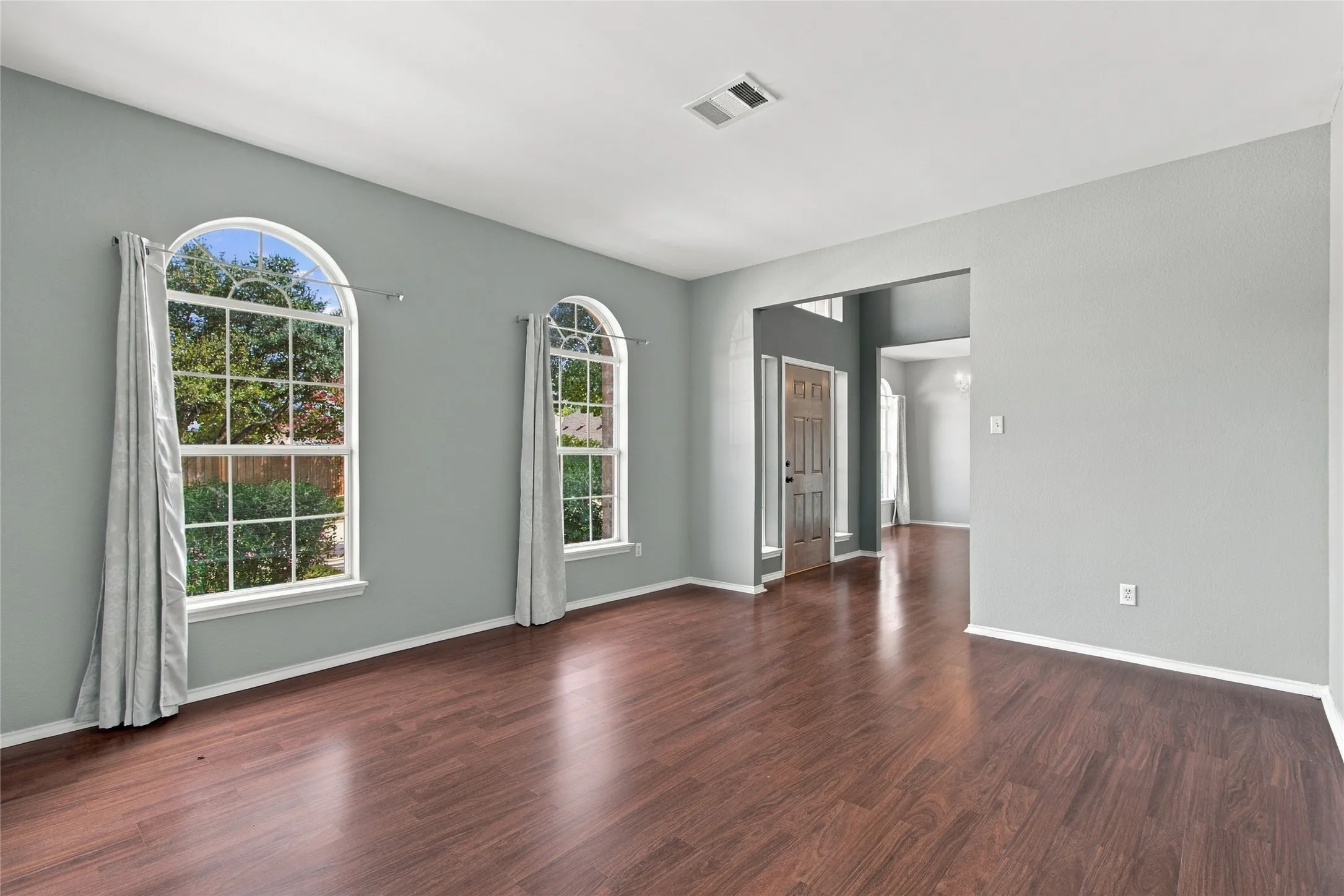 Single Family Residence For Rent in Denton County , 2071 Sunset Lane, Lewisville, Texas 75067, 4 Bedroom, 3 Bathroom, 2 Garage spaces, 2,479 Sqft, built in 1994, mls#21405657, Real Estate Agent in Lewisville, Homes For Rent in Denton county, Homes For Rent in Lewisville, Realtor in Lewisville Texas, Real Estate Brokerage Independent Realty Texas, Luminita Cordes Realtor