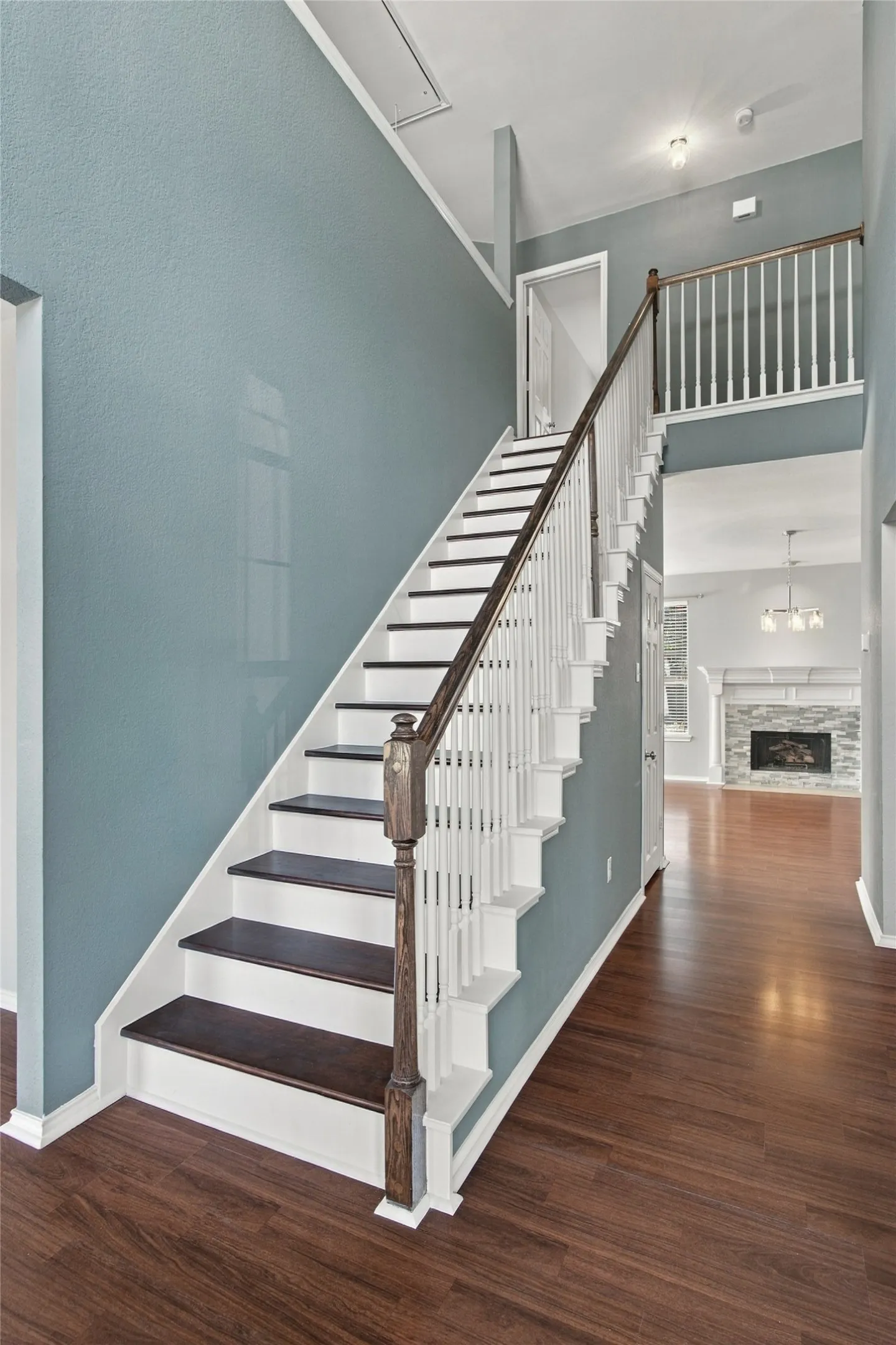 Single Family Residence For Rent in Denton County , 2071 Sunset Lane, Lewisville, Texas 75067, 4 Bedroom, 3 Bathroom, 2 Garage spaces, 2,479 Sqft, built in 1994, mls#21405657, Real Estate Agent in Lewisville, Homes For Rent in Denton county, Homes For Rent in Lewisville, Realtor in Lewisville Texas, Real Estate Brokerage Independent Realty Texas, Luminita Cordes Realtor