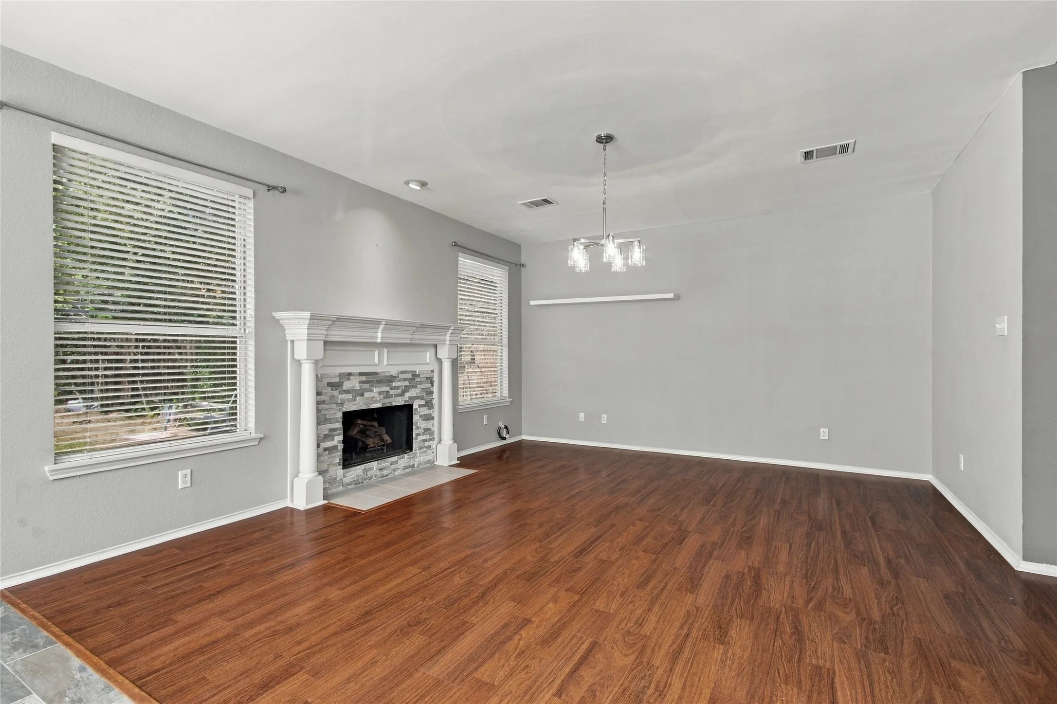 Single Family Residence For Rent in Denton County , 2071 Sunset Lane, Lewisville, Texas 75067, 4 Bedroom, 3 Bathroom, 2 Garage spaces, 2,479 Sqft, built in 1994, mls#21405657, Real Estate Agent in Lewisville, Homes For Rent in Denton county, Homes For Rent in Lewisville, Realtor in Lewisville Texas, Real Estate Brokerage Independent Realty Texas, Luminita Cordes Realtor