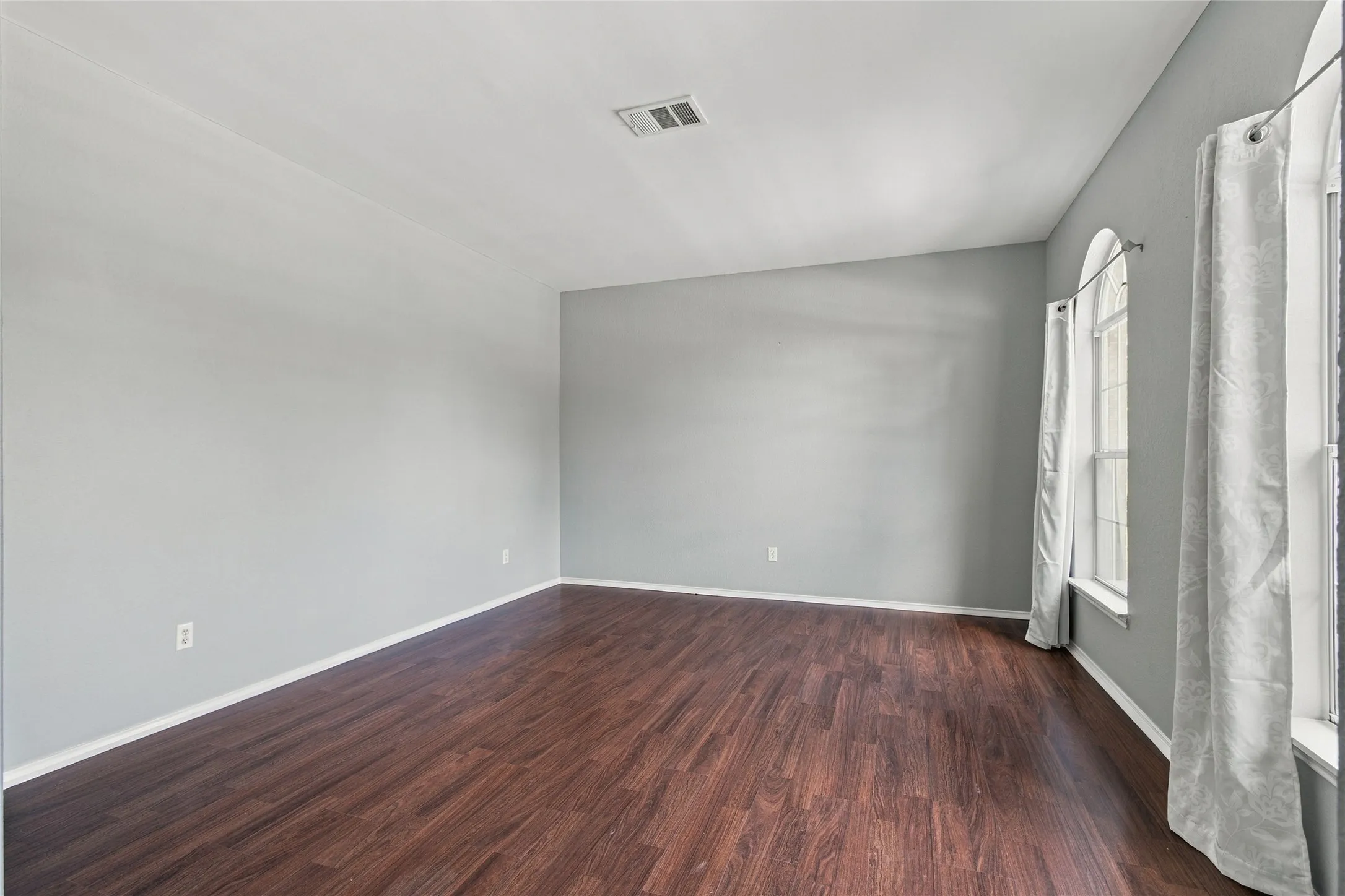 Single Family Residence For Rent in Denton County , 2071 Sunset Lane, Lewisville, Texas 75067, 4 Bedroom, 3 Bathroom, 2 Garage spaces, 2,479 Sqft, built in 1994, mls#21405657, Real Estate Agent in Lewisville, Homes For Rent in Denton county, Homes For Rent in Lewisville, Realtor in Lewisville Texas, Real Estate Brokerage Independent Realty Texas, Luminita Cordes Realtor