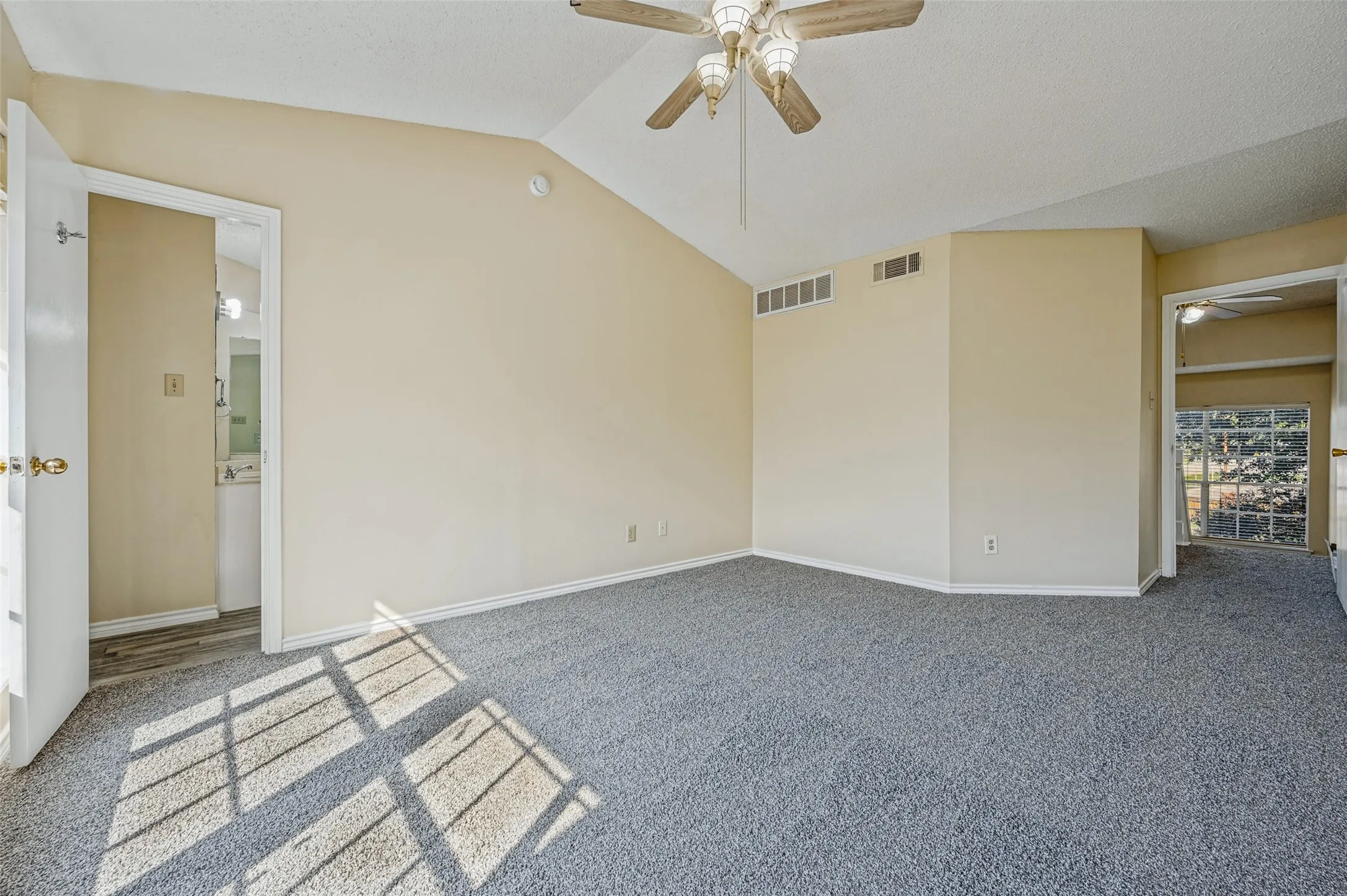 Townhouse For Sale in Dallas County , 2320 Northlake Court, Irving, Texas 75038, 2 Bedroom, 3 Bathroom, Garage spaces, 1,292 Sqft, built in 1983, mls#21413551, Real Estate Agent in Irving, Homes For Sale in Dallas county, Homes For Sale in Irving, Realtor in Irving Texas, Real Estate Brokerage Independent Realty Texas, Luminita Cordes Realtor