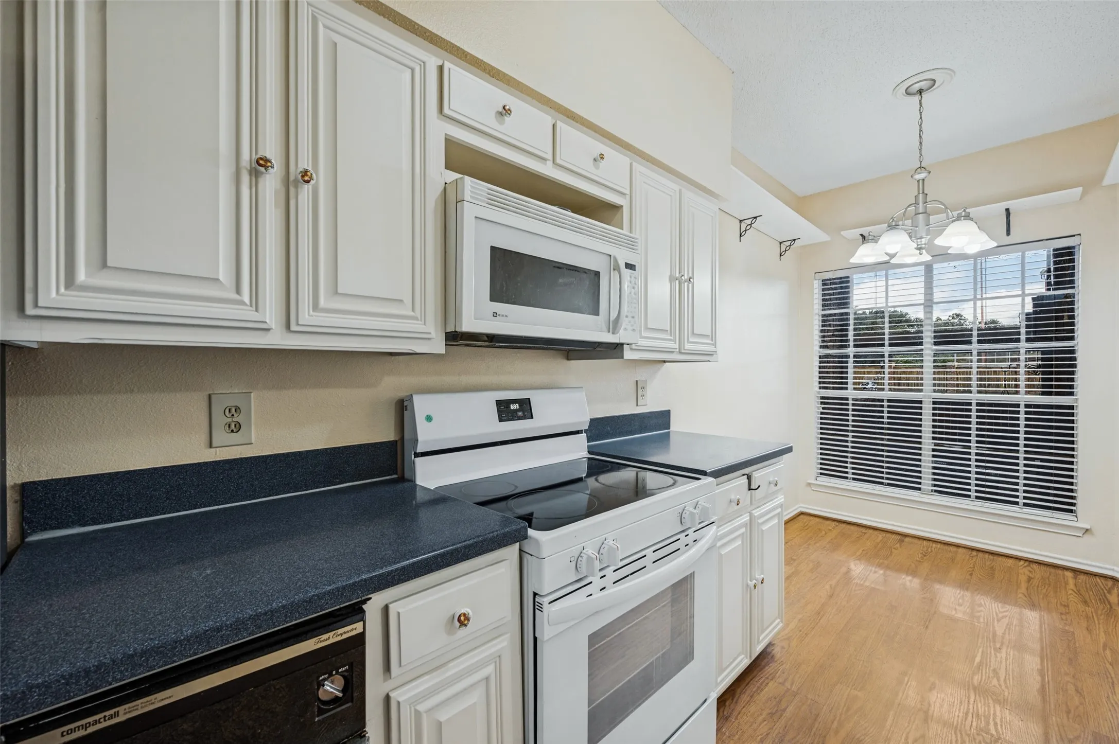 Townhouse For Sale in Dallas County , 2320 Northlake Court, Irving, Texas 75038, 2 Bedroom, 3 Bathroom, Garage spaces, 1,292 Sqft, built in 1983, mls#21413551, Real Estate Agent in Irving, Homes For Sale in Dallas county, Homes For Sale in Irving, Realtor in Irving Texas, Real Estate Brokerage Independent Realty Texas, Luminita Cordes Realtor