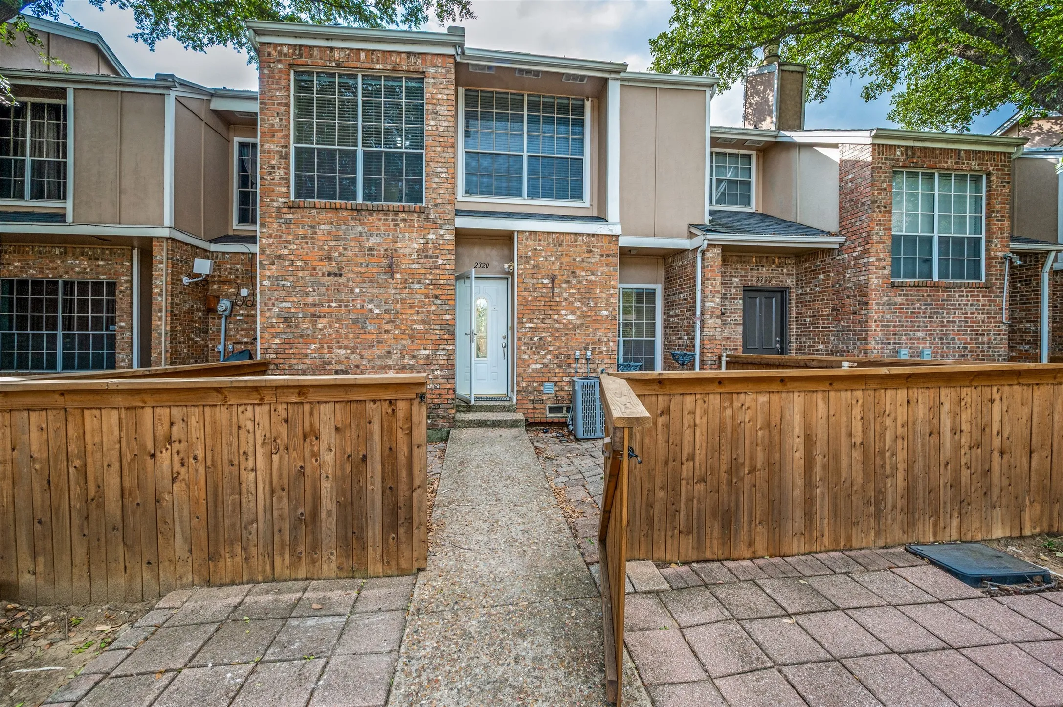 Townhouse For Sale in Dallas County , 2320 Northlake Court, Irving, Texas 75038, 2 Bedroom, 3 Bathroom, Garage spaces, 1,292 Sqft, built in 1983, mls#21413551, Real Estate Agent in Irving, Homes For Sale in Dallas county, Homes For Sale in Irving, Realtor in Irving Texas, Real Estate Brokerage Independent Realty Texas, Luminita Cordes Realtor