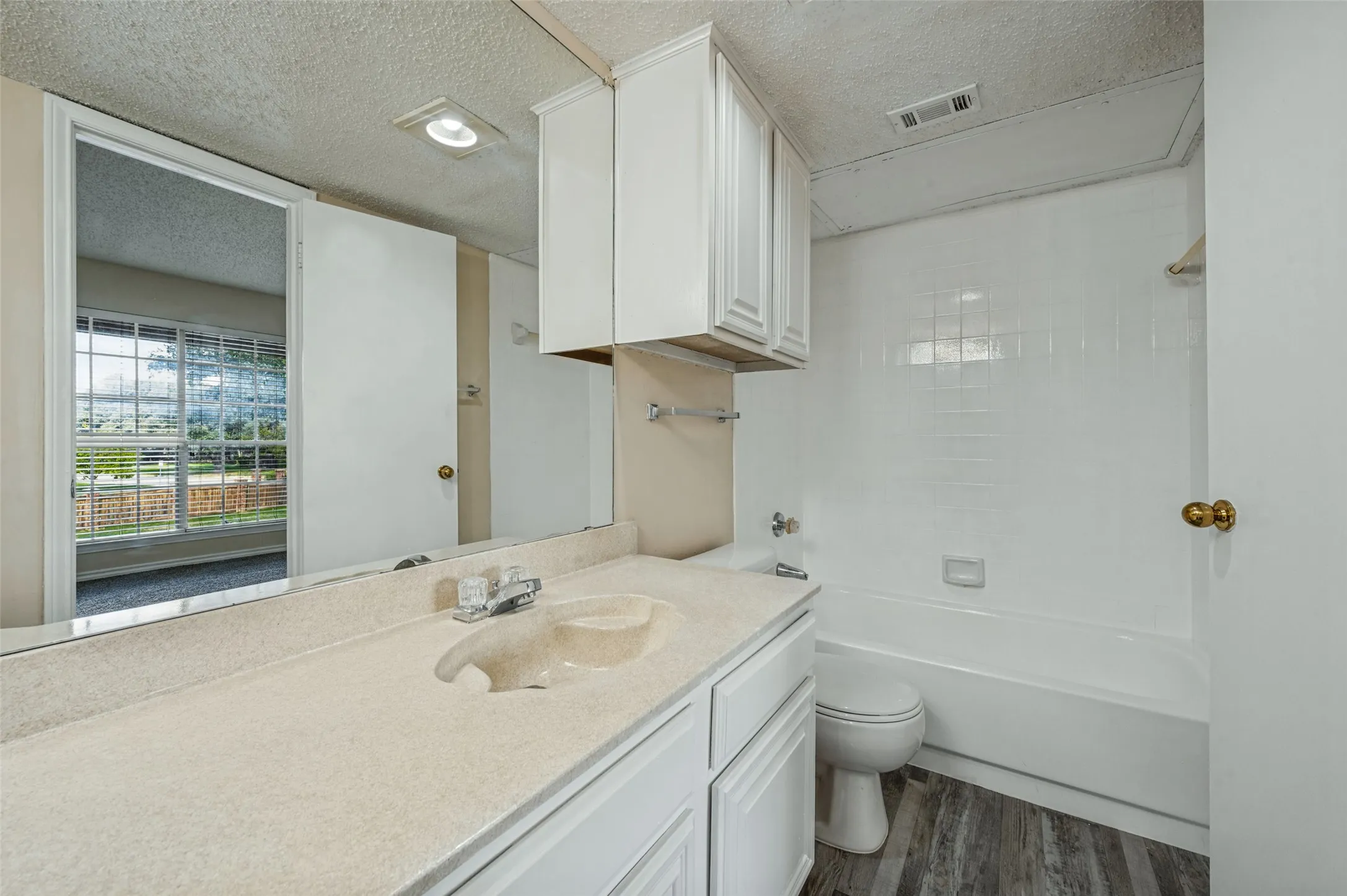 Townhouse For Sale in Dallas County , 2320 Northlake Court, Irving, Texas 75038, 2 Bedroom, 3 Bathroom, Garage spaces, 1,292 Sqft, built in 1983, mls#21413551, Real Estate Agent in Irving, Homes For Sale in Dallas county, Homes For Sale in Irving, Realtor in Irving Texas, Real Estate Brokerage Independent Realty Texas, Luminita Cordes Realtor