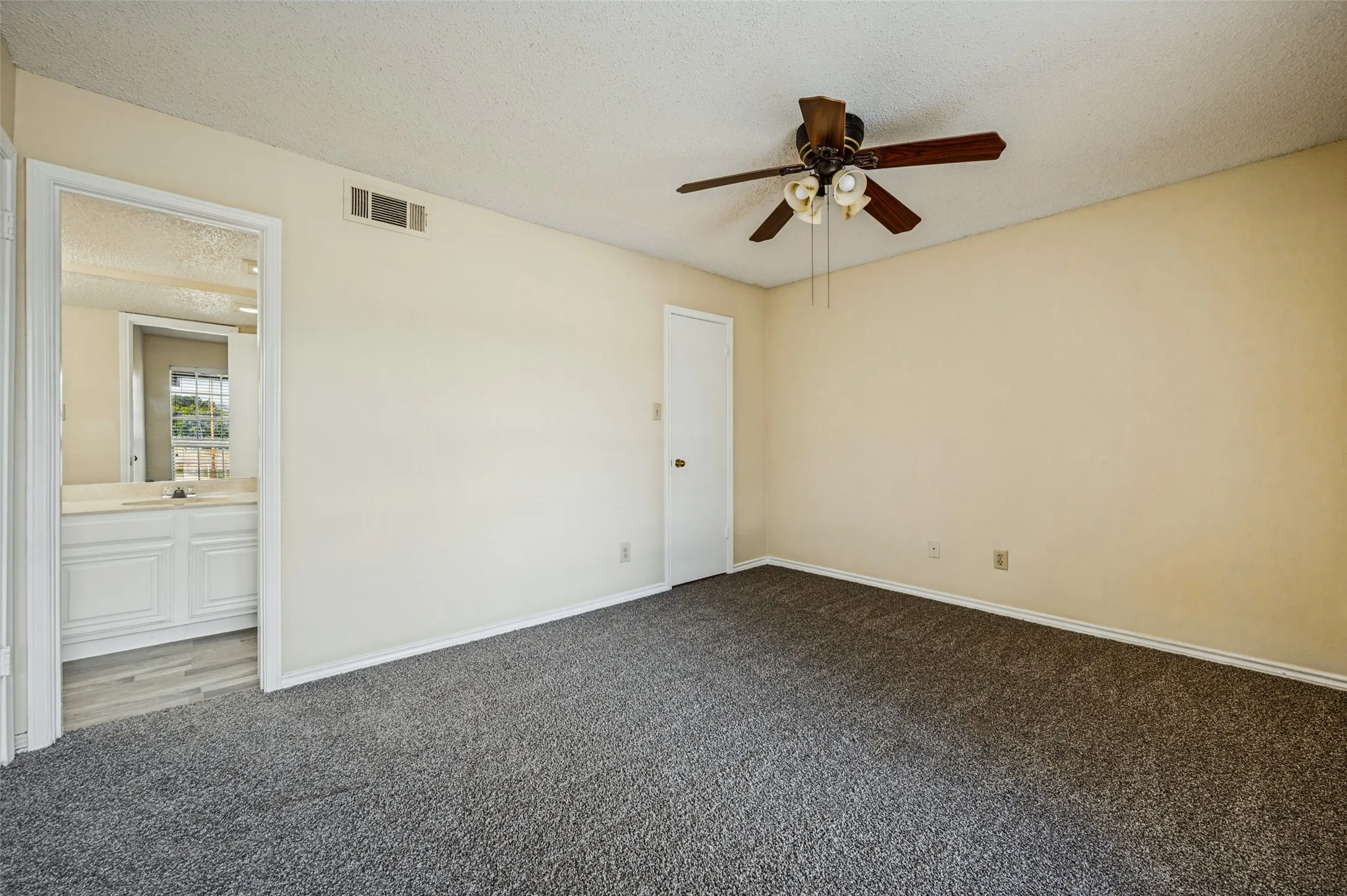 Townhouse For Sale in Dallas County , 2320 Northlake Court, Irving, Texas 75038, 2 Bedroom, 3 Bathroom, Garage spaces, 1,292 Sqft, built in 1983, mls#21413551, Real Estate Agent in Irving, Homes For Sale in Dallas county, Homes For Sale in Irving, Realtor in Irving Texas, Real Estate Brokerage Independent Realty Texas, Luminita Cordes Realtor