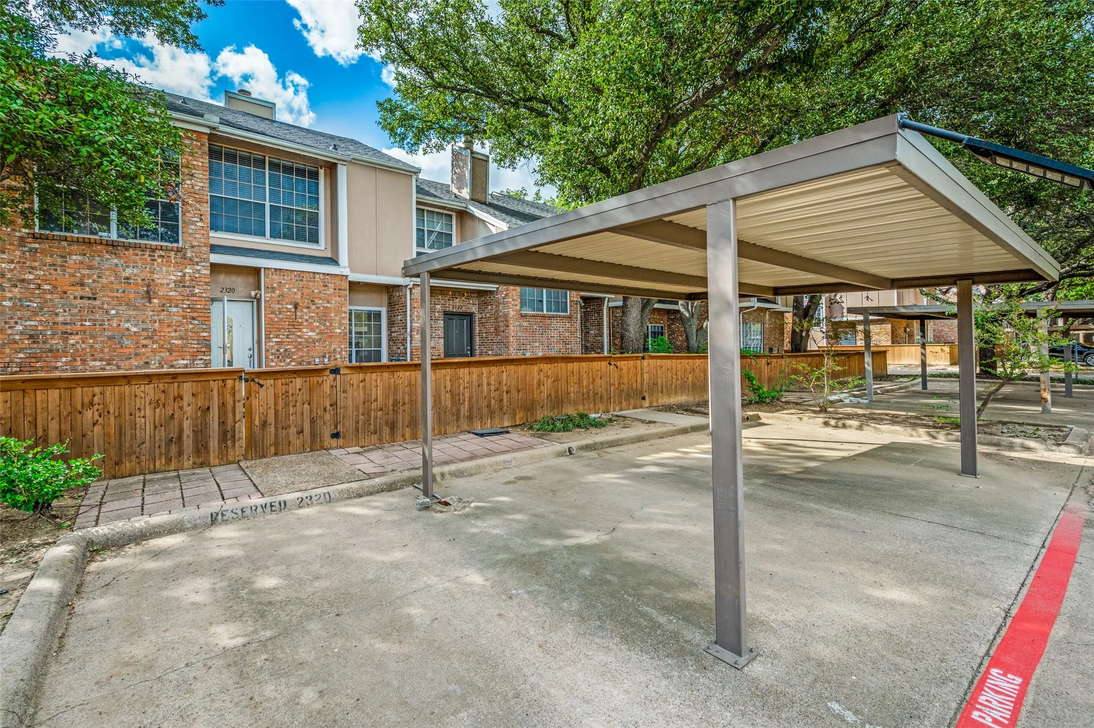 Townhouse For Sale in Dallas County , 2320 Northlake Court, Irving, Texas 75038, 2 Bedroom, 3 Bathroom, Garage spaces, 1,292 Sqft, built in 1983, mls#21413551, Real Estate Agent in Irving, Homes For Sale in Dallas county, Homes For Sale in Irving, Realtor in Irving Texas, Real Estate Brokerage Independent Realty Texas, Luminita Cordes Realtor