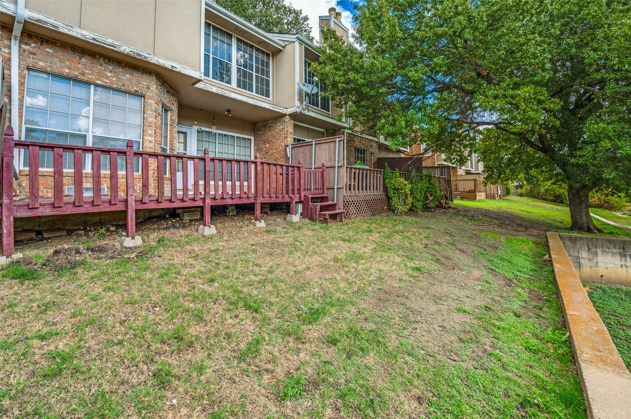 Townhouse For Sale in Dallas County , 2320 Northlake Court, Irving, Texas 75038, 2 Bedroom, 3 Bathroom, Garage spaces, 1,292 Sqft, built in 1983, mls#21413551, Real Estate Agent in Irving, Homes For Sale in Dallas county, Homes For Sale in Irving, Realtor in Irving Texas, Real Estate Brokerage Independent Realty Texas, Luminita Cordes Realtor