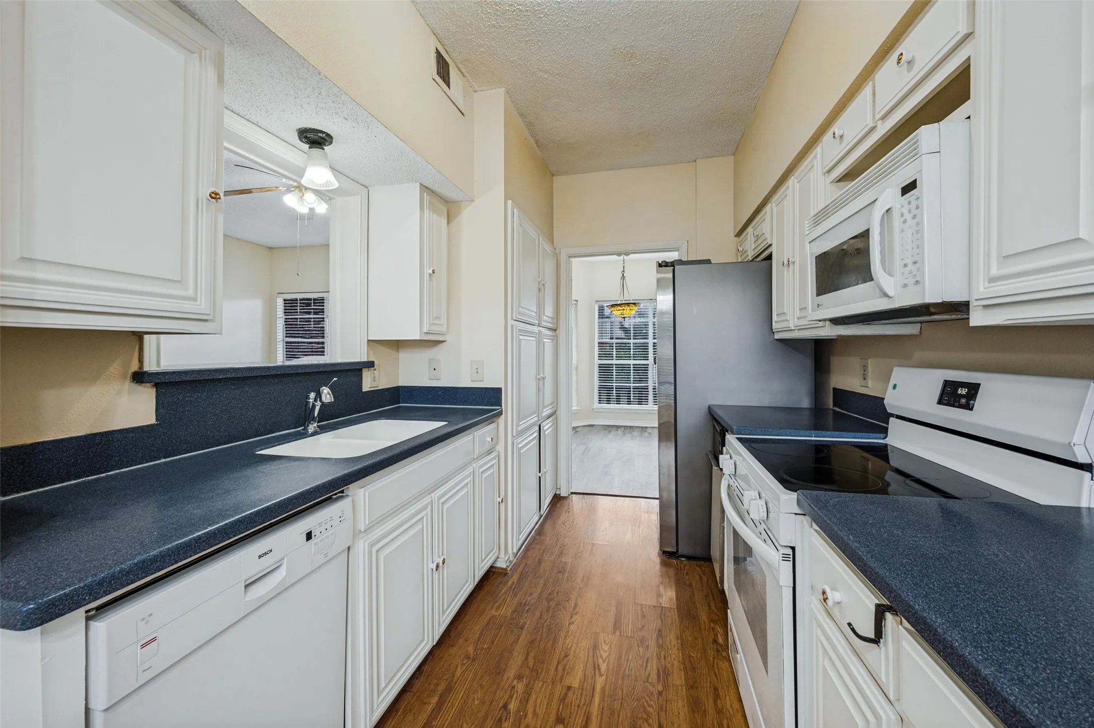 Townhouse For Sale in Dallas County , 2320 Northlake Court, Irving, Texas 75038, 2 Bedroom, 3 Bathroom, Garage spaces, 1,292 Sqft, built in 1983, mls#21413551, Real Estate Agent in Irving, Homes For Sale in Dallas county, Homes For Sale in Irving, Realtor in Irving Texas, Real Estate Brokerage Independent Realty Texas, Luminita Cordes Realtor