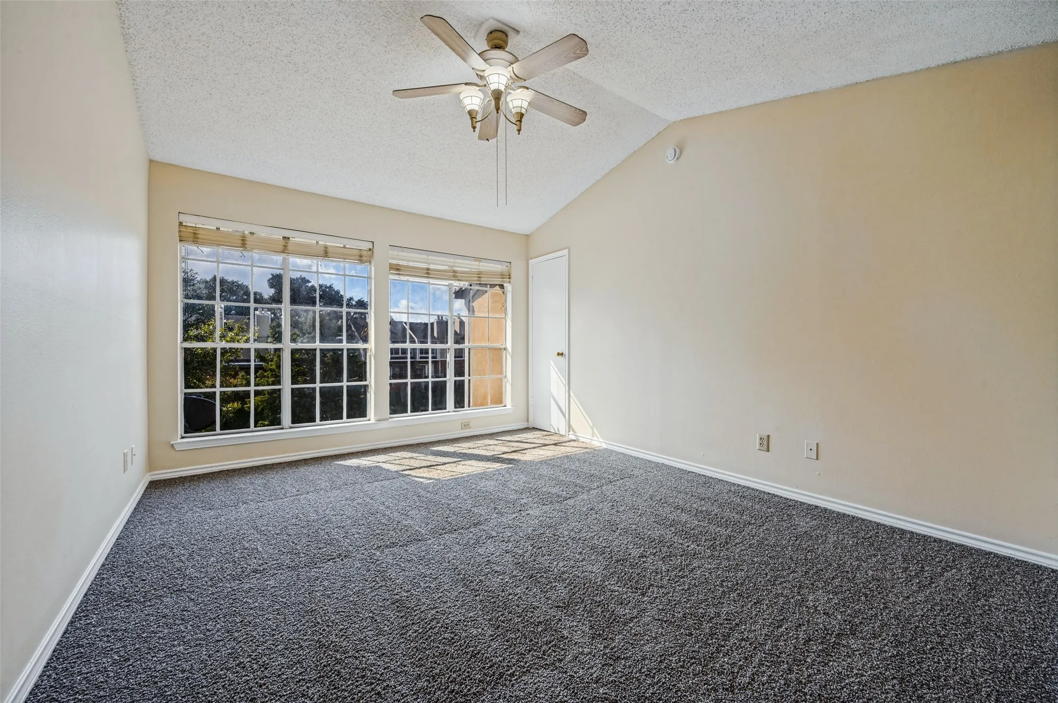 Townhouse For Sale in Dallas County , 2320 Northlake Court, Irving, Texas 75038, 2 Bedroom, 3 Bathroom, Garage spaces, 1,292 Sqft, built in 1983, mls#21413551, Real Estate Agent in Irving, Homes For Sale in Dallas county, Homes For Sale in Irving, Realtor in Irving Texas, Real Estate Brokerage Independent Realty Texas, Luminita Cordes Realtor