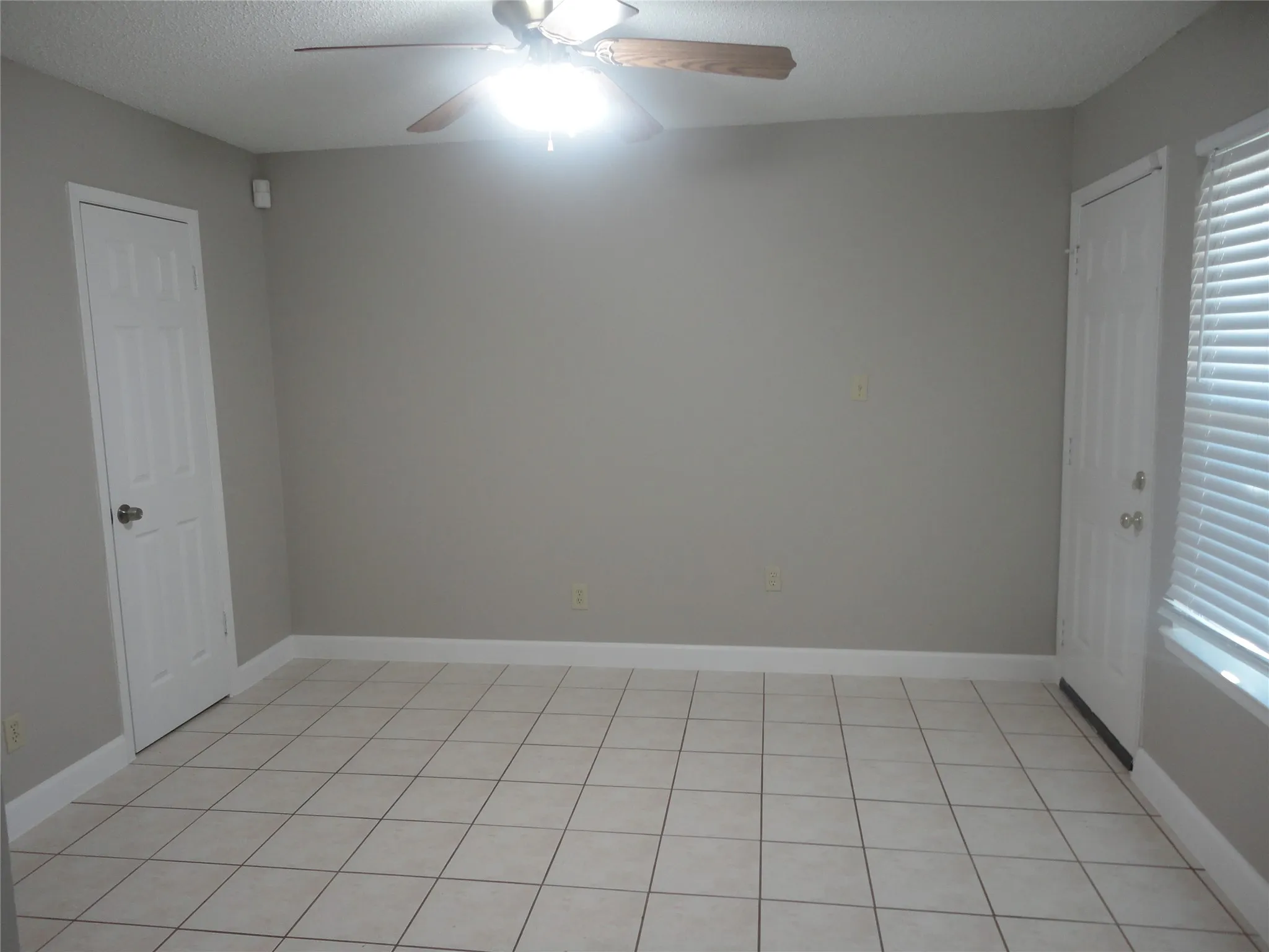 Condominium For Rent in Dallas County , 2200 E Trinity Mills Road 403, Carrollton, Texas 75006, 2 Bedroom, 2 Bathroom, Garage spaces, 892 Sqft, built in 1980, mls#21412402, Real Estate Agent in Carrollton, Homes For Rent in Dallas county, Homes For Rent in Carrollton, Realtor in Carrollton Texas, Real Estate Brokerage Independent Realty Texas, Luminita Cordes Realtor