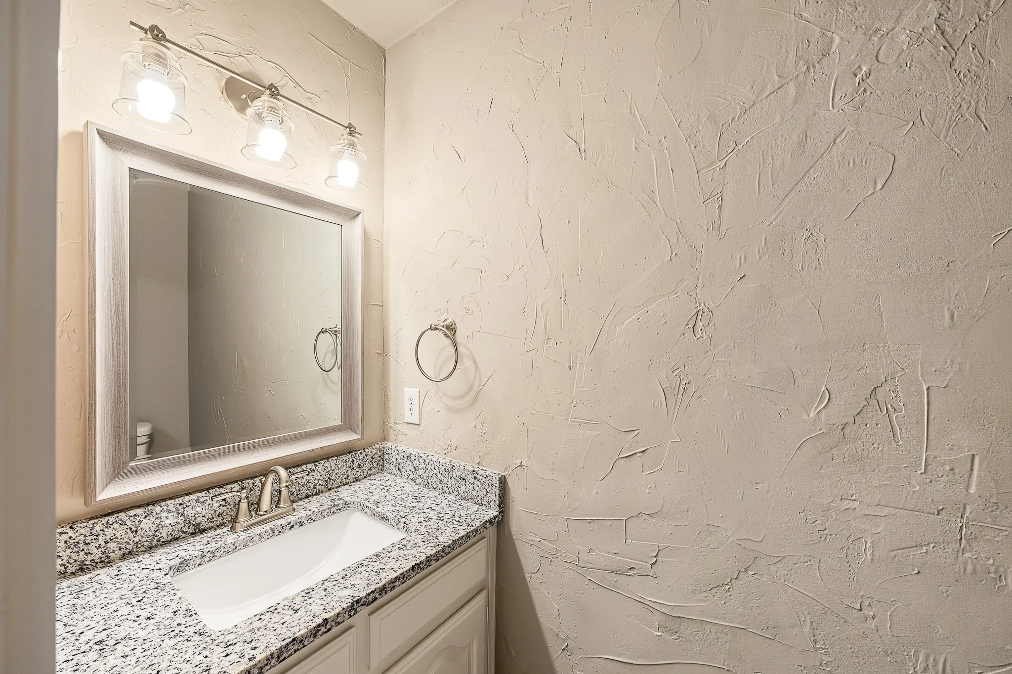 Single Family Residence For Sale in Denton County , 901 Pioneer Circle W, Argyle, Texas 76226, 3 Bedroom, 3 Bathroom, 2 Garage spaces, 2,570 Sqft, built in 1987, mls#21413570, Real Estate Agent in Argyle, Homes For Sale in Denton county, Homes For Sale in Argyle, Realtor in Argyle Texas, Real Estate Brokerage Independent Realty Texas, Luminita Cordes Realtor