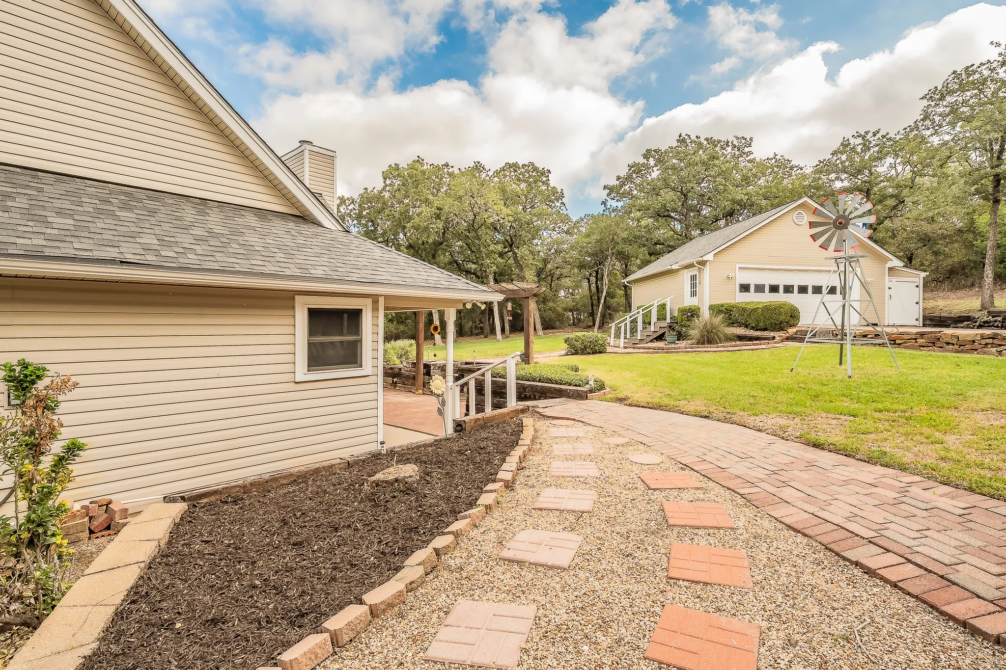 Single Family Residence For Sale in Denton County , 901 Pioneer Circle W, Argyle, Texas 76226, 3 Bedroom, 3 Bathroom, 2 Garage spaces, 2,570 Sqft, built in 1987, mls#21413570, Real Estate Agent in Argyle, Homes For Sale in Denton county, Homes For Sale in Argyle, Realtor in Argyle Texas, Real Estate Brokerage Independent Realty Texas, Luminita Cordes Realtor