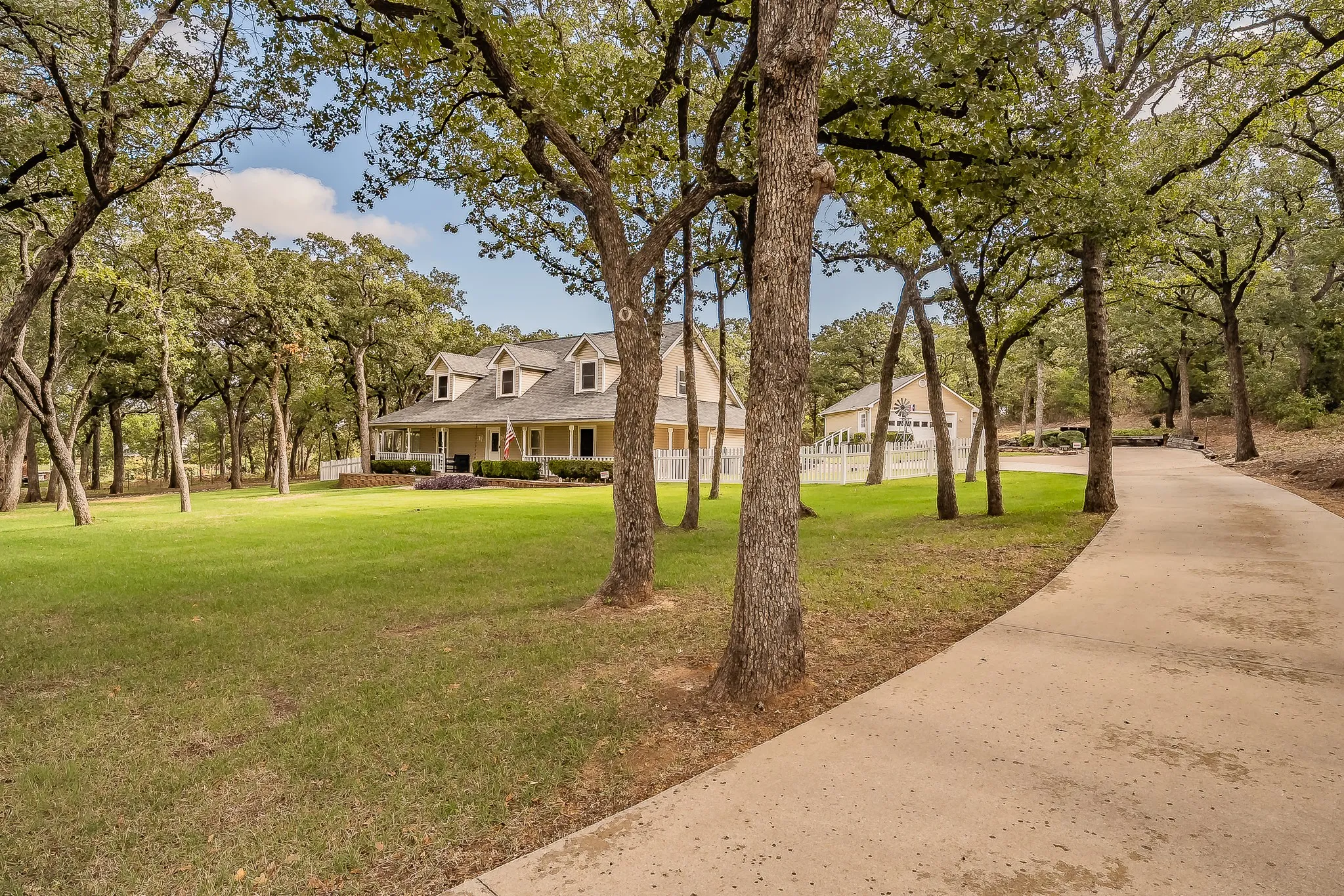 Single Family Residence For Sale in Denton County , 901 Pioneer Circle W, Argyle, Texas 76226, 3 Bedroom, 3 Bathroom, 2 Garage spaces, 2,570 Sqft, built in 1987, mls#21413570, Real Estate Agent in Argyle, Homes For Sale in Denton county, Homes For Sale in Argyle, Realtor in Argyle Texas, Real Estate Brokerage Independent Realty Texas, Luminita Cordes Realtor