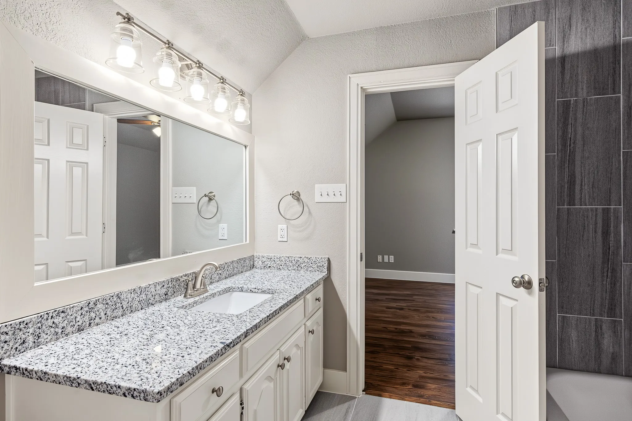 Single Family Residence For Sale in Denton County , 901 Pioneer Circle W, Argyle, Texas 76226, 3 Bedroom, 3 Bathroom, 2 Garage spaces, 2,570 Sqft, built in 1987, mls#21413570, Real Estate Agent in Argyle, Homes For Sale in Denton county, Homes For Sale in Argyle, Realtor in Argyle Texas, Real Estate Brokerage Independent Realty Texas, Luminita Cordes Realtor