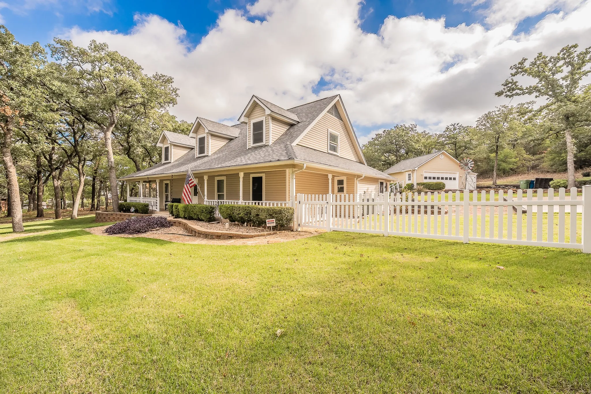 Single Family Residence For Sale in Denton County , 901 Pioneer Circle W, Argyle, Texas 76226, 3 Bedroom, 3 Bathroom, 2 Garage spaces, 2,570 Sqft, built in 1987, mls#21413570, Real Estate Agent in Argyle, Homes For Sale in Denton county, Homes For Sale in Argyle, Realtor in Argyle Texas, Real Estate Brokerage Independent Realty Texas, Luminita Cordes Realtor