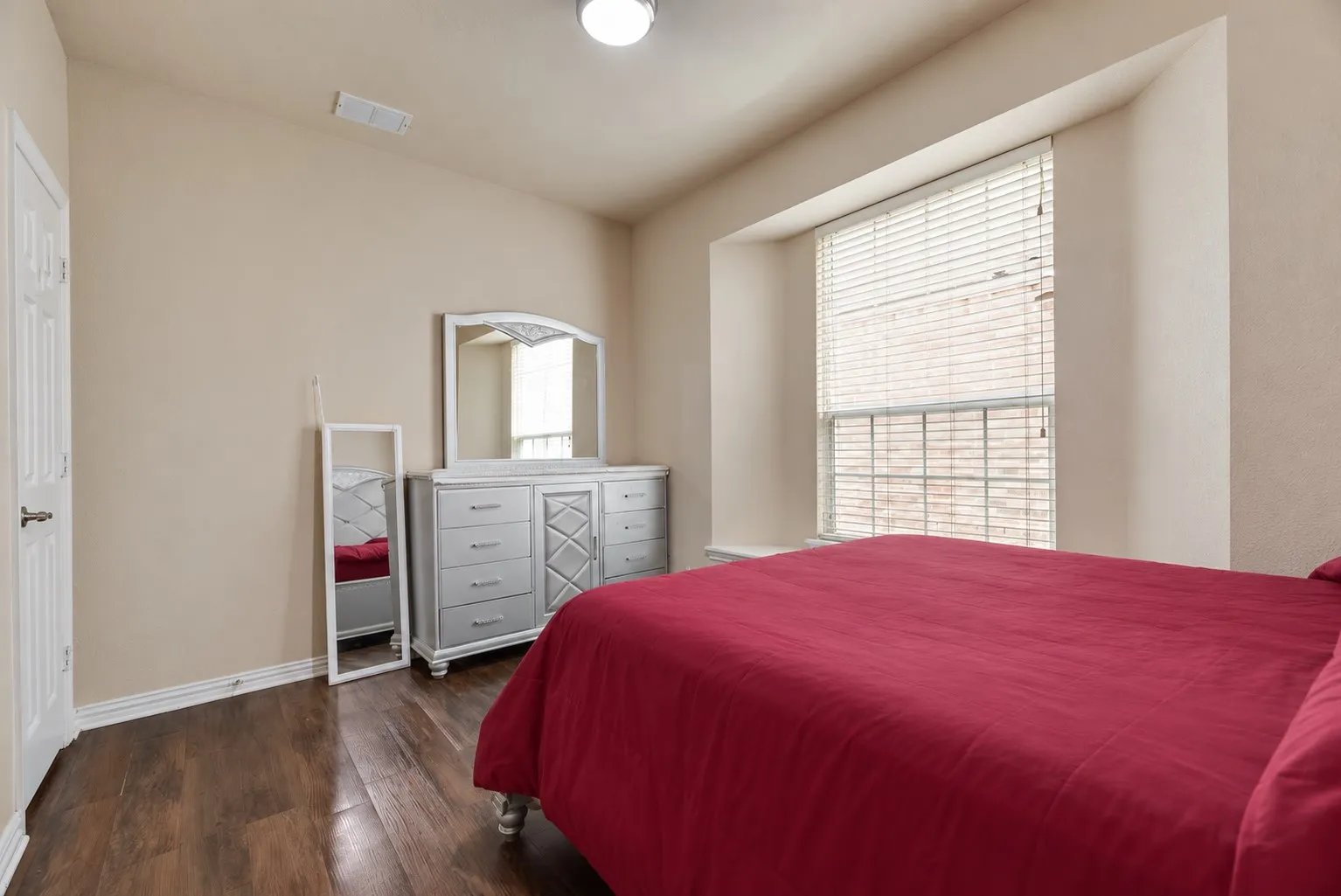 Single Family Residence For Sale in Denton County , 1404 Ashby Drive, Lewisville, Texas 75067, 5 Bedroom, 3 Bathroom, 2 Garage spaces, 2,556 Sqft, built in 2013, mls#21413356, Real Estate Agent in Lewisville, Homes For Sale in Denton county, Homes For Sale in Lewisville, Realtor in Lewisville Texas, Real Estate Brokerage Independent Realty Texas, Luminita Cordes Realtor