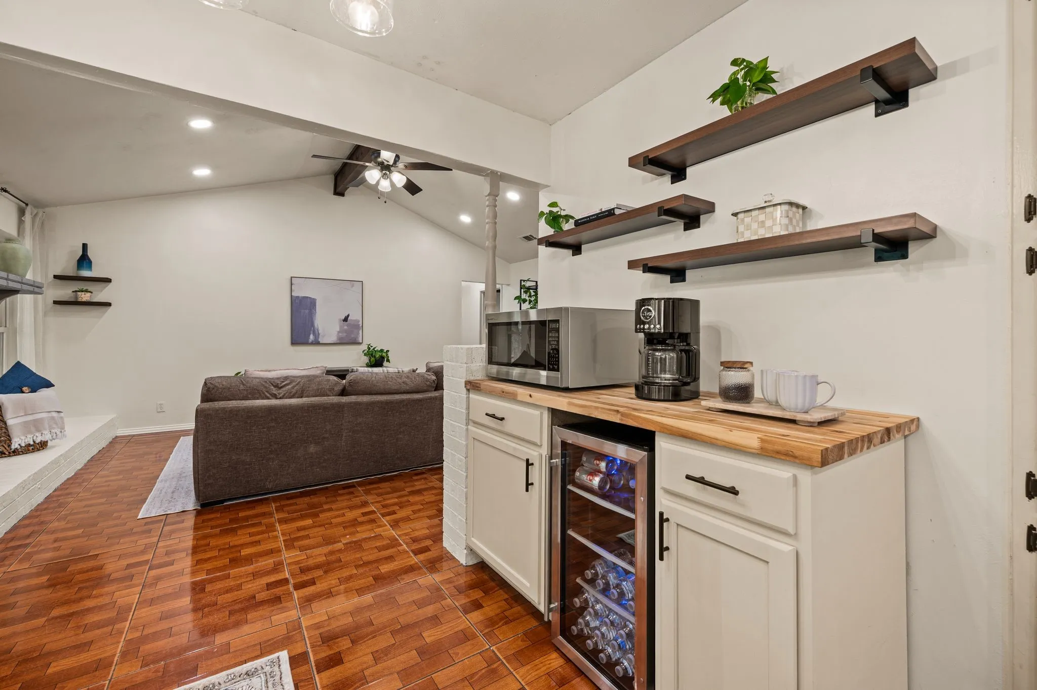 Single Family Residence For Sale in Tarrant County , 1121 Timbercreek Road, Benbrook, Texas 76126, 3 Bedroom, 2 Bathroom, 2 Garage spaces, 1,480 Sqft, built in 1979, mls#21404066, Real Estate Agent in Benbrook, Homes For Sale in Tarrant county, Homes For Sale in Benbrook, Realtor in Benbrook Texas, Real Estate Brokerage Independent Realty Texas, Luminita Cordes Realtor