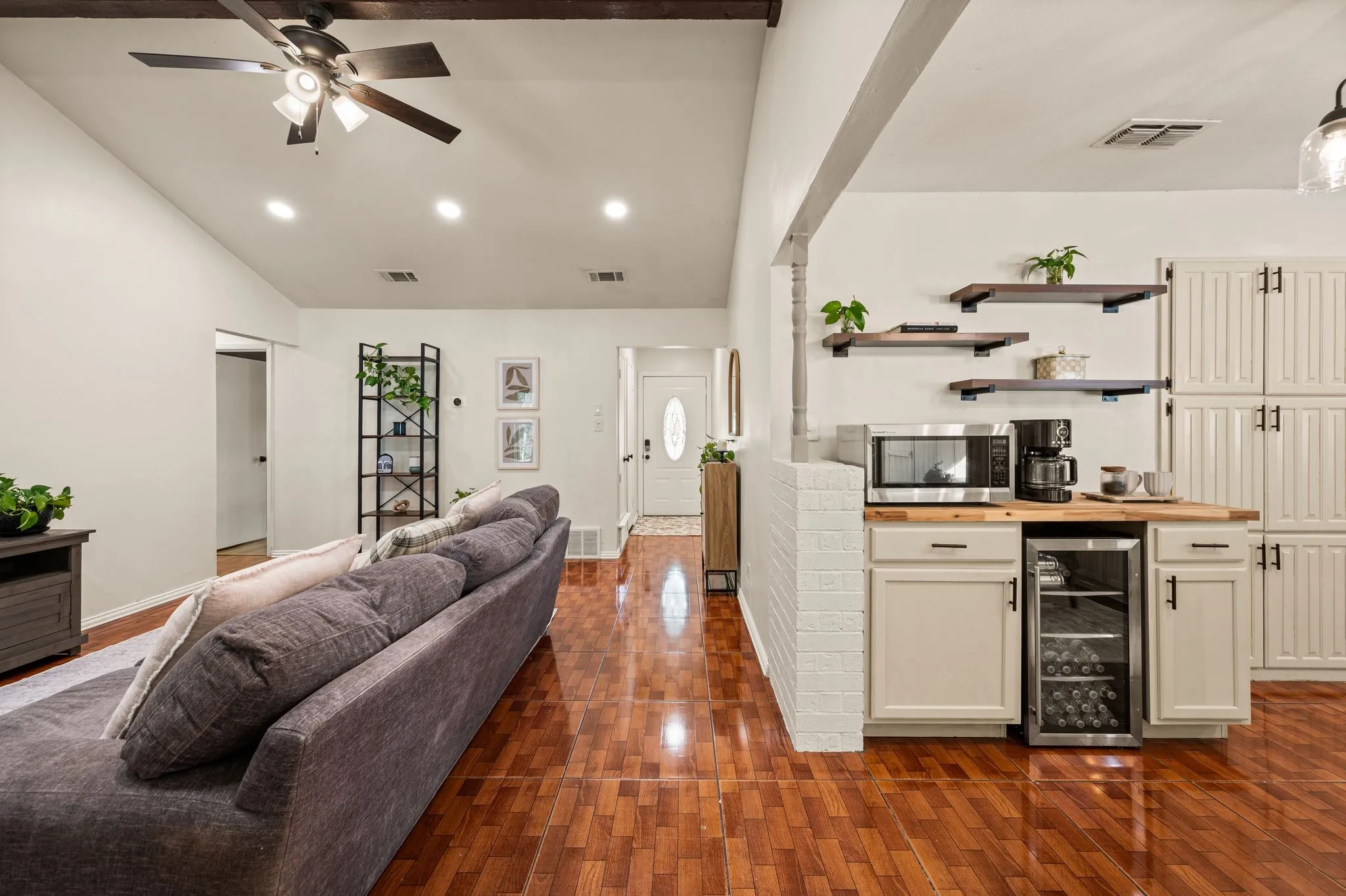 Single Family Residence For Sale in Tarrant County , 1121 Timbercreek Road, Benbrook, Texas 76126, 3 Bedroom, 2 Bathroom, 2 Garage spaces, 1,480 Sqft, built in 1979, mls#21404066, Real Estate Agent in Benbrook, Homes For Sale in Tarrant county, Homes For Sale in Benbrook, Realtor in Benbrook Texas, Real Estate Brokerage Independent Realty Texas, Luminita Cordes Realtor