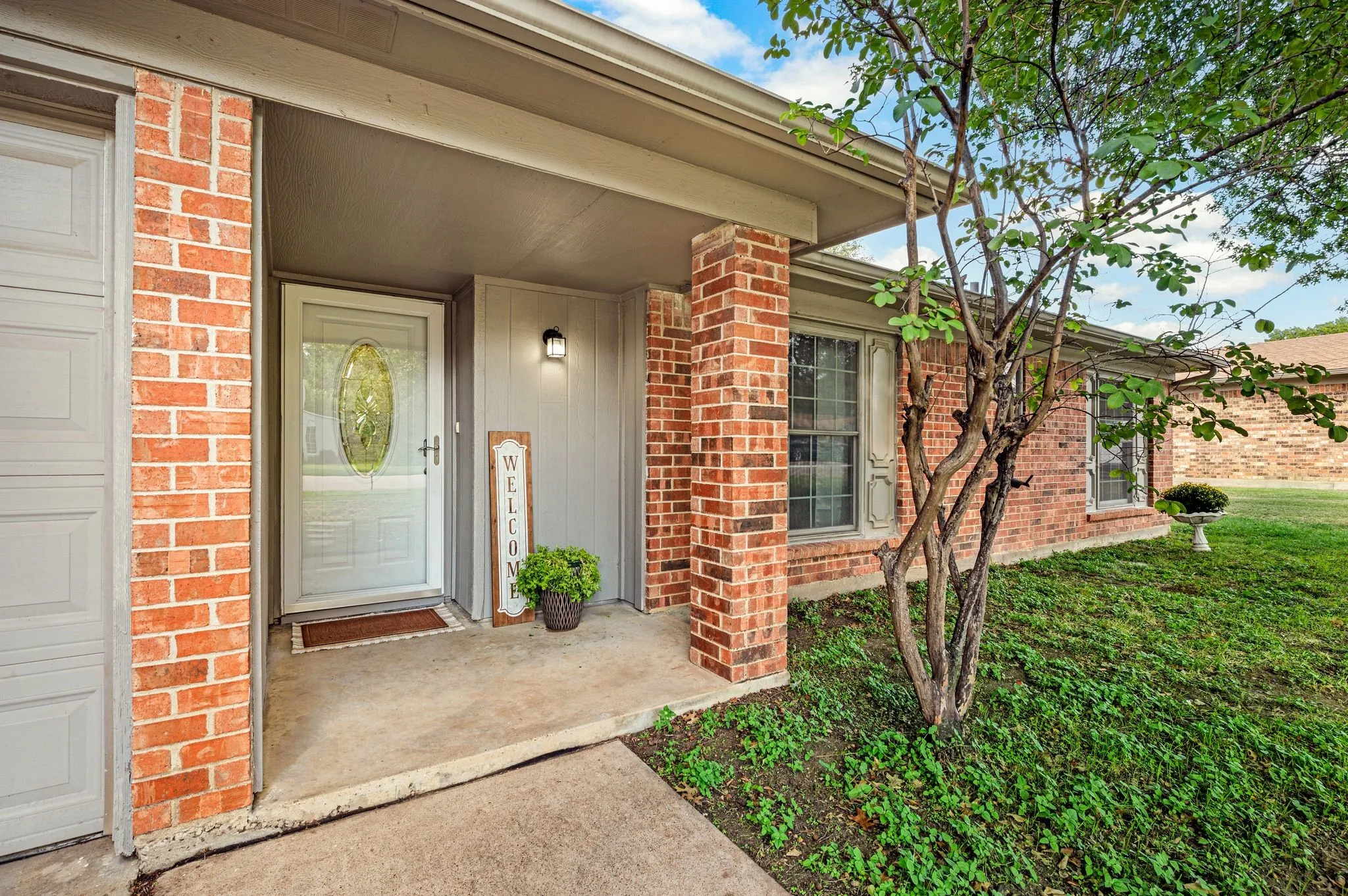 Single Family Residence For Sale in Tarrant County , 1121 Timbercreek Road, Benbrook, Texas 76126, 3 Bedroom, 2 Bathroom, 2 Garage spaces, 1,480 Sqft, built in 1979, mls#21404066, Real Estate Agent in Benbrook, Homes For Sale in Tarrant county, Homes For Sale in Benbrook, Realtor in Benbrook Texas, Real Estate Brokerage Independent Realty Texas, Luminita Cordes Realtor