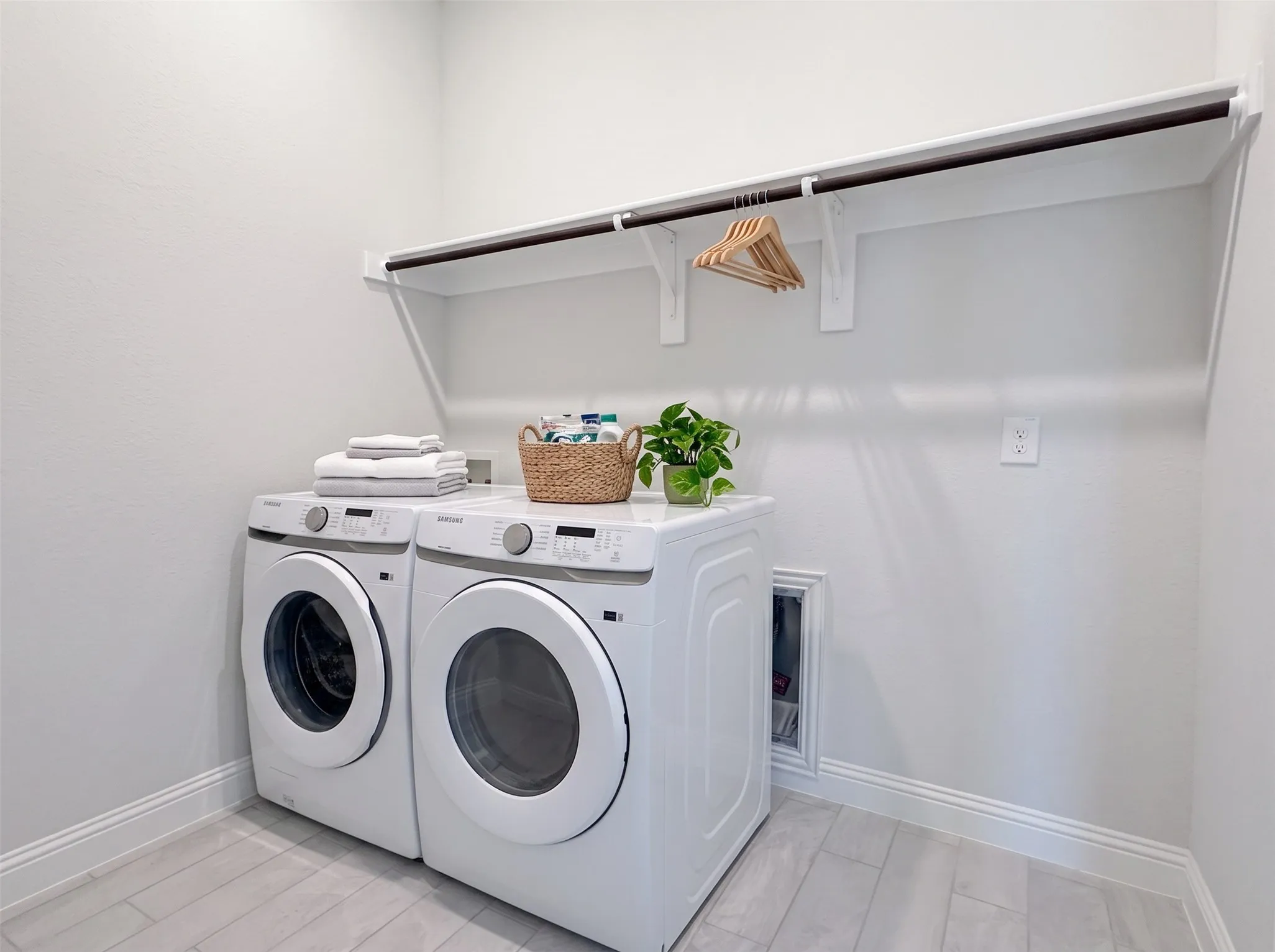 Townhouse For Sale in Collin County , 8120 Foraker Street, Frisco, Texas 75034, 3 Bedroom, 3 Bathroom, 2 Garage spaces, 2,146 Sqft, built in 2021, mls#21412490, Real Estate Agent in Frisco, Homes For Sale in Collin county, Homes For Sale in Frisco, Realtor in Frisco Texas, Real Estate Brokerage Independent Realty Texas, Luminita Cordes Realtor