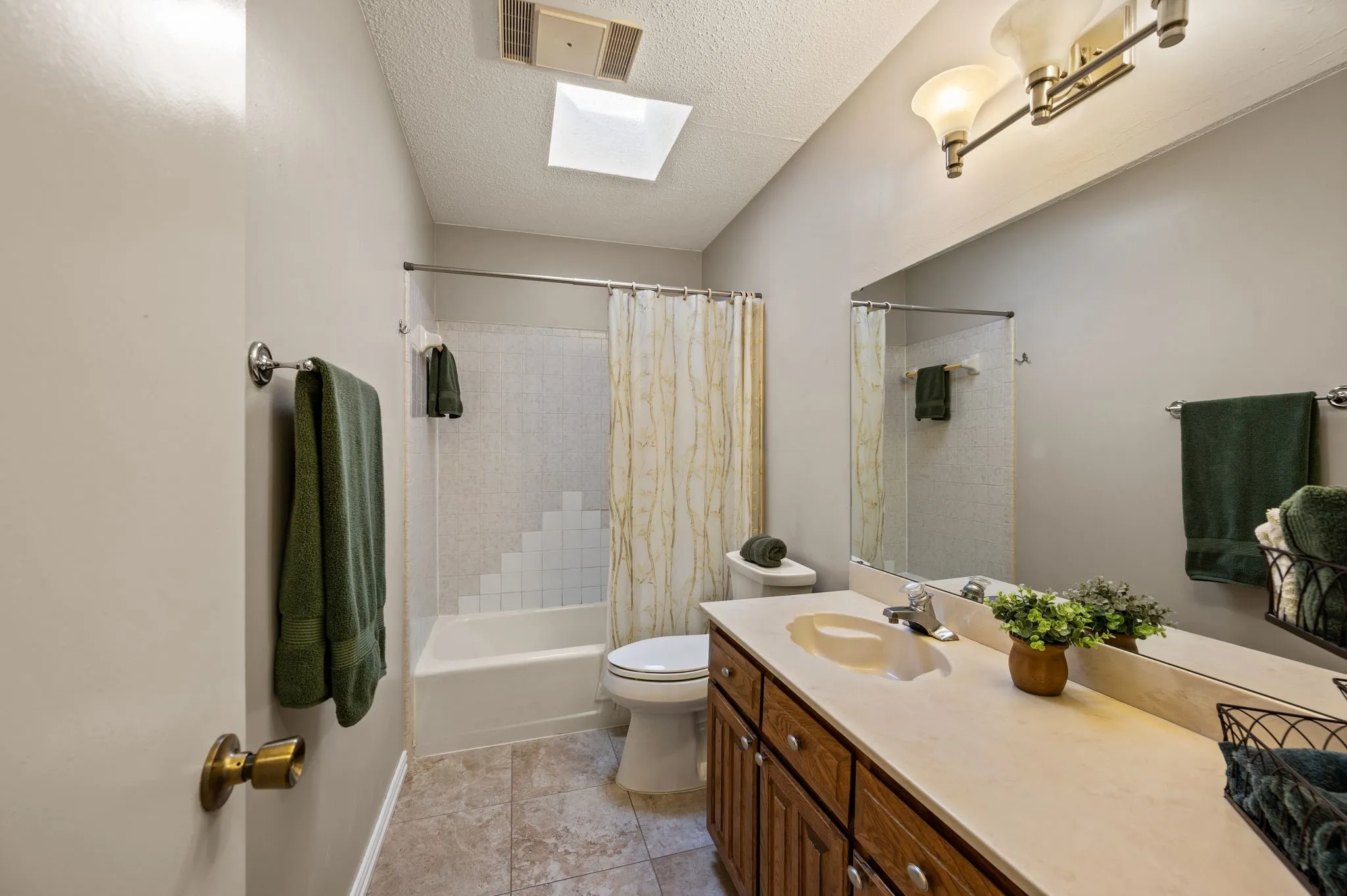 Single Family Residence For Sale in Tarrant County , 3500 Primrose Lane, Bedford, Texas 76021, 3 Bedroom, 2 Bathroom, 2 Garage spaces, 1,722 Sqft, built in 1983, mls#21404034, Real Estate Agent in Bedford, Homes For Sale in Tarrant county, Homes For Sale in Bedford, Realtor in Bedford Texas, Real Estate Brokerage Independent Realty Texas, Luminita Cordes Realtor