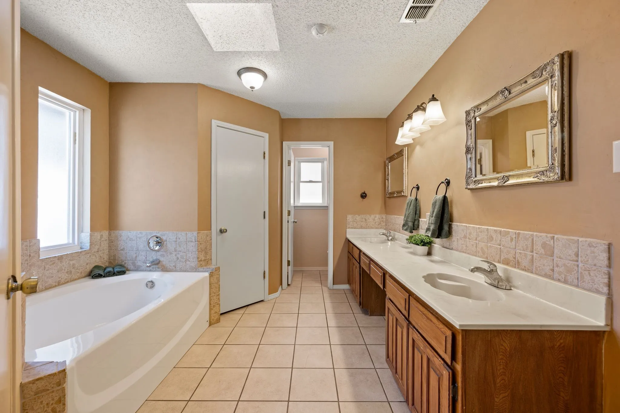 Single Family Residence For Sale in Tarrant County , 3500 Primrose Lane, Bedford, Texas 76021, 3 Bedroom, 2 Bathroom, 2 Garage spaces, 1,722 Sqft, built in 1983, mls#21404034, Real Estate Agent in Bedford, Homes For Sale in Tarrant county, Homes For Sale in Bedford, Realtor in Bedford Texas, Real Estate Brokerage Independent Realty Texas, Luminita Cordes Realtor