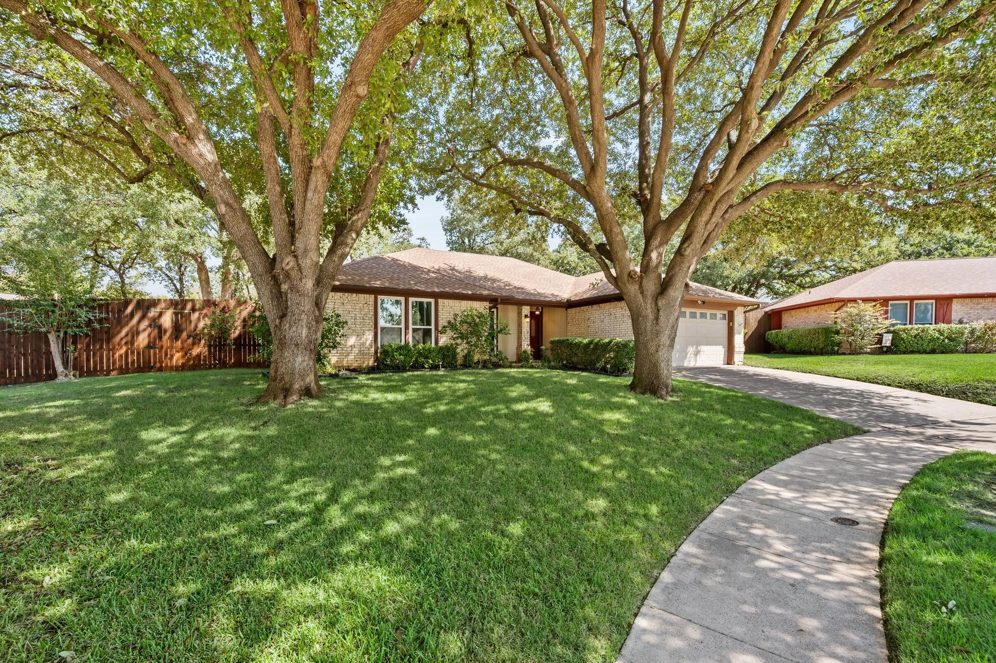 Single Family Residence For Sale in Tarrant County , 3500 Primrose Lane, Bedford, Texas 76021, 3 Bedroom, 2 Bathroom, 2 Garage spaces, 1,722 Sqft, built in 1983, mls#21404034, Real Estate Agent in Bedford, Homes For Sale in Tarrant county, Homes For Sale in Bedford, Realtor in Bedford Texas, Real Estate Brokerage Independent Realty Texas, Luminita Cordes Realtor